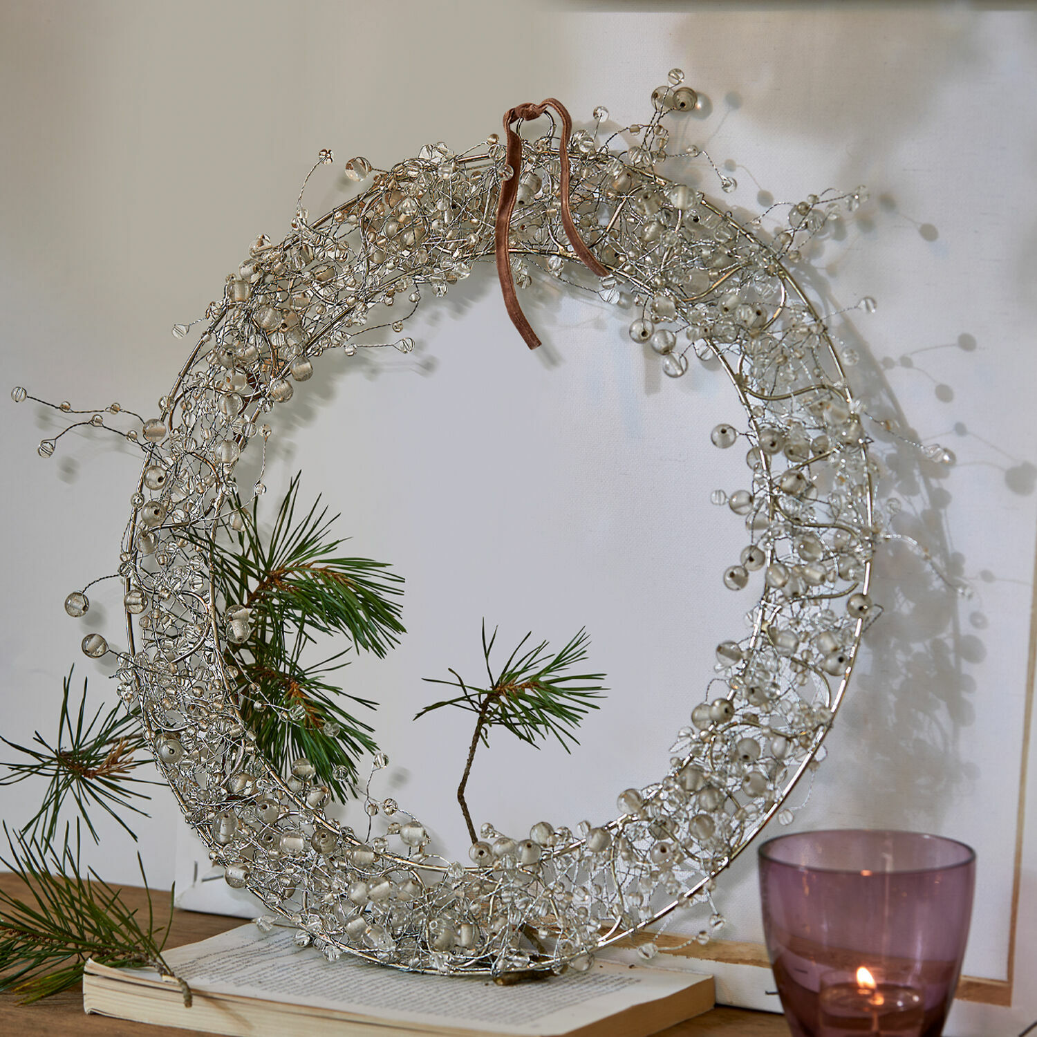 Krans Ebyin Decoratieve krans van draad met transparante kralen en bruine lint, feestelijke wanddecoratie