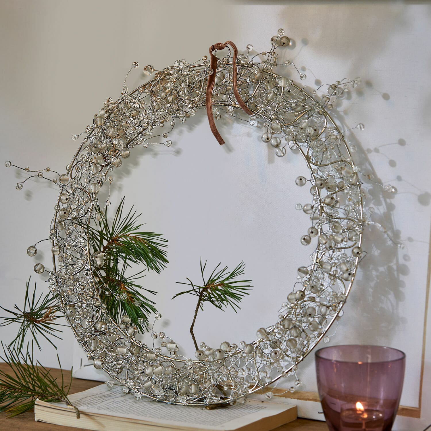 Krans Ebyin Decoratieve krans van draad met transparante kralen en bruine lint, feestelijke wanddecoratie