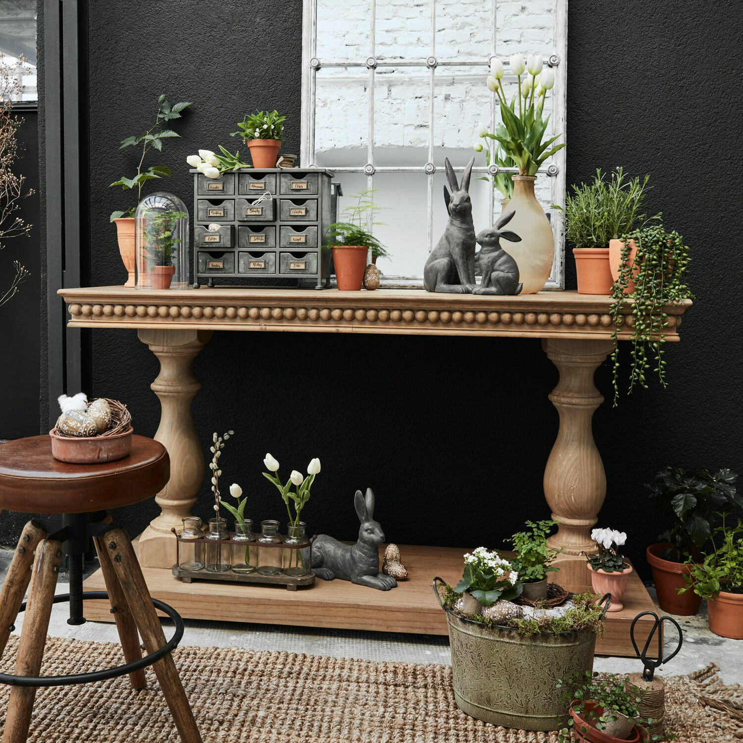 Sidetable Angol Houten tafel met rustieke decoraties, metalen konijnenfiguren en bloempotten met planten