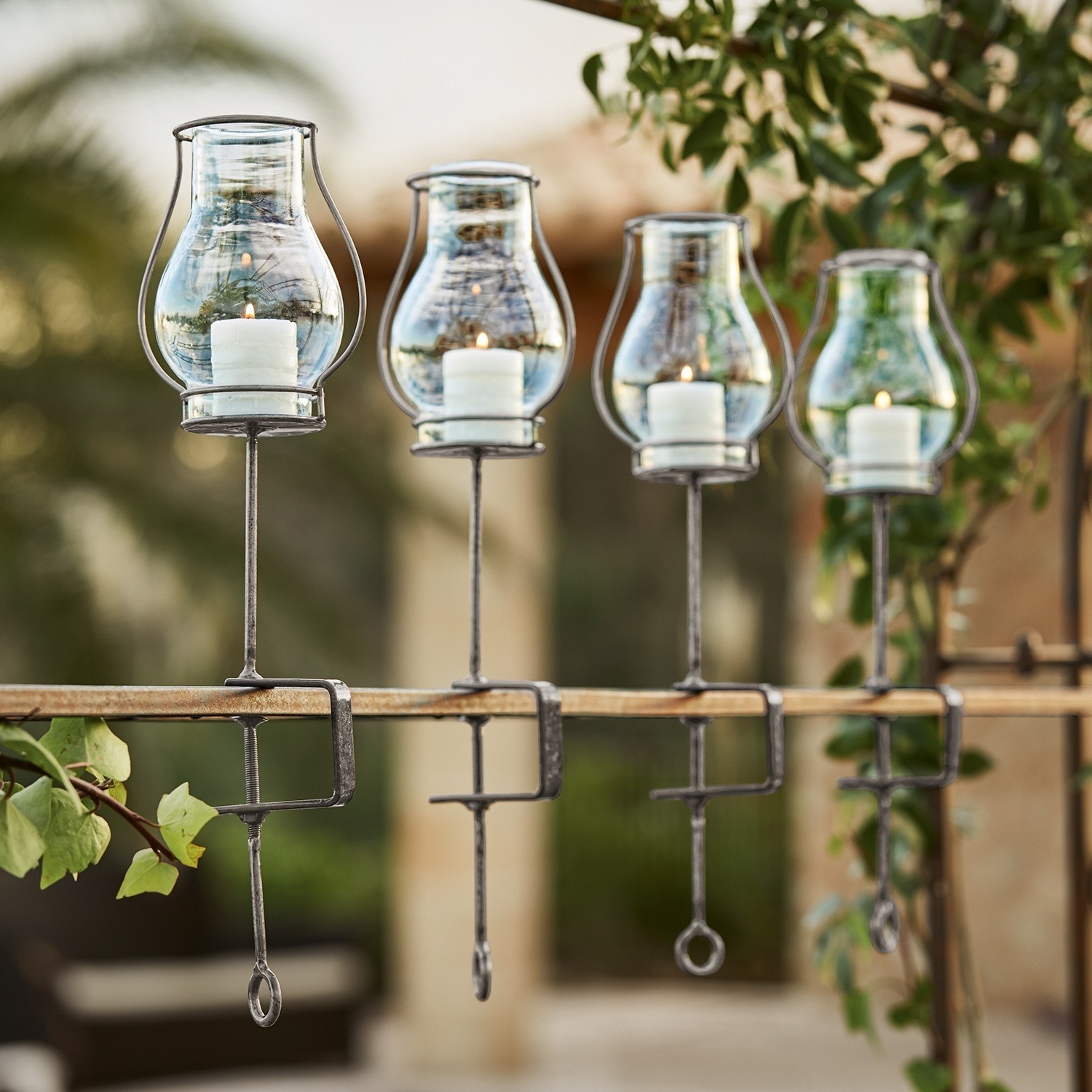Set van vier glazen lantaarns met metalen klemmen voor bevestiging aan reling, tuindecoratie