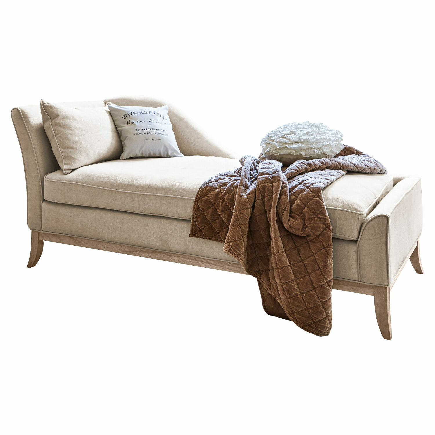 Chaise longue Alphonse Beige gestoffeerde chaise longue met houten onderstel en bruine gewatteerde deken voor woonkamer
