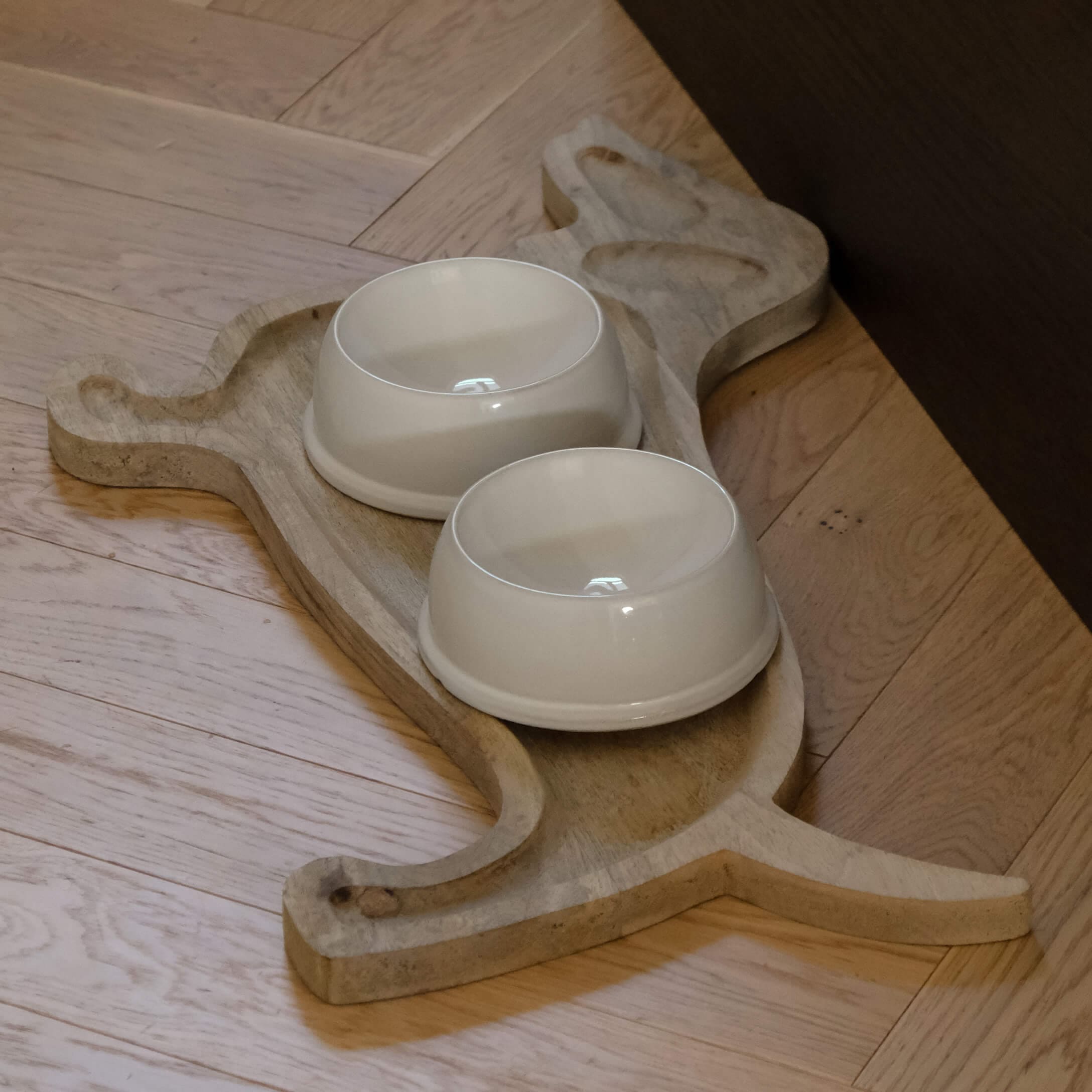 Houten standaard in kattenvorm met twee crèmekleurige keramische voerbakken voor huisdieren