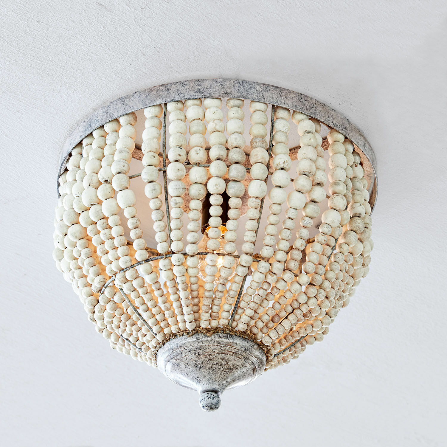 Plafondlamp Antereen Plafondlamp van witte houten kralen en metaal in vintage stijl voor stijlvolle interieurdecoratie