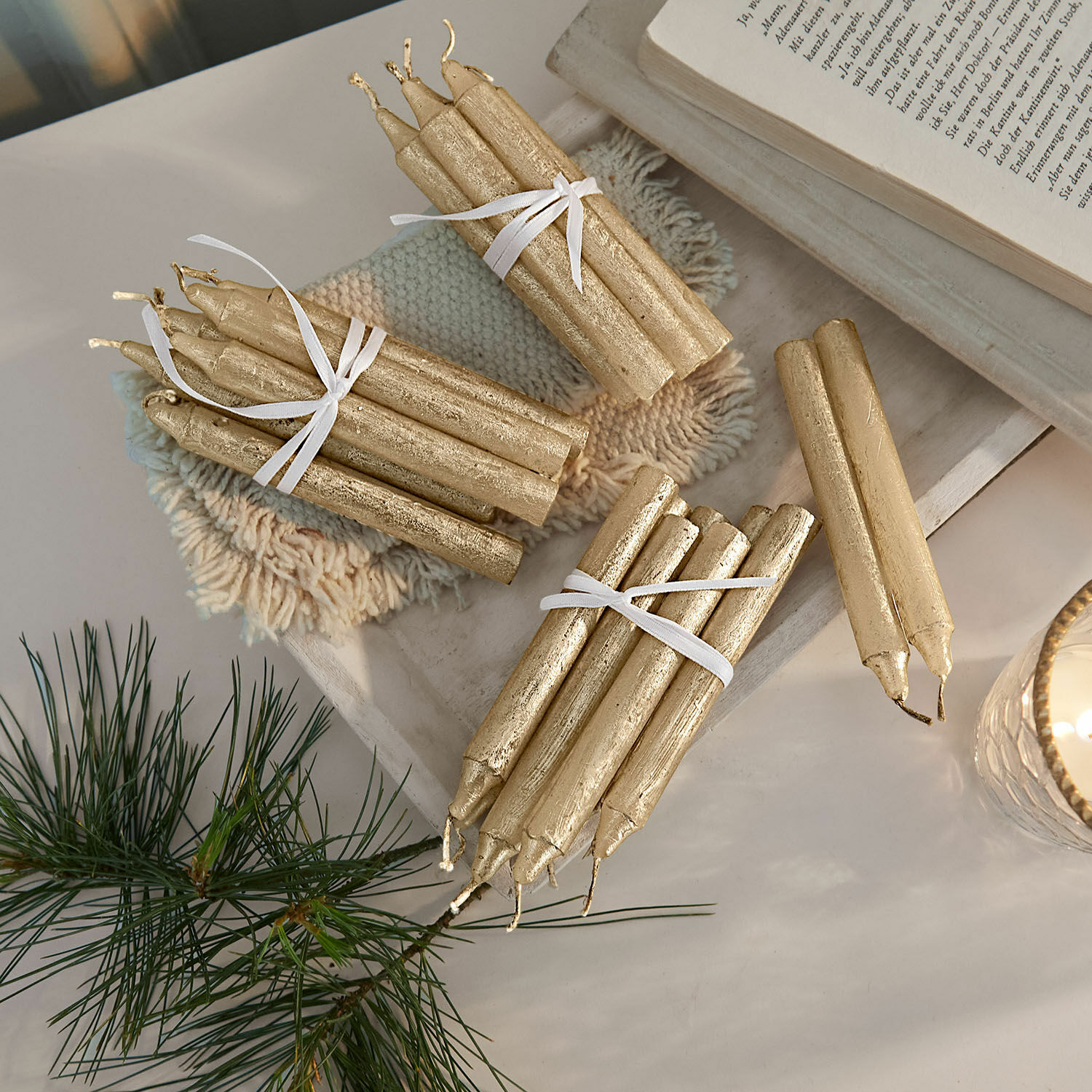 Set gouden waskaarsen, feestelijke tafeldecoratie met natuurlijke dennen tak