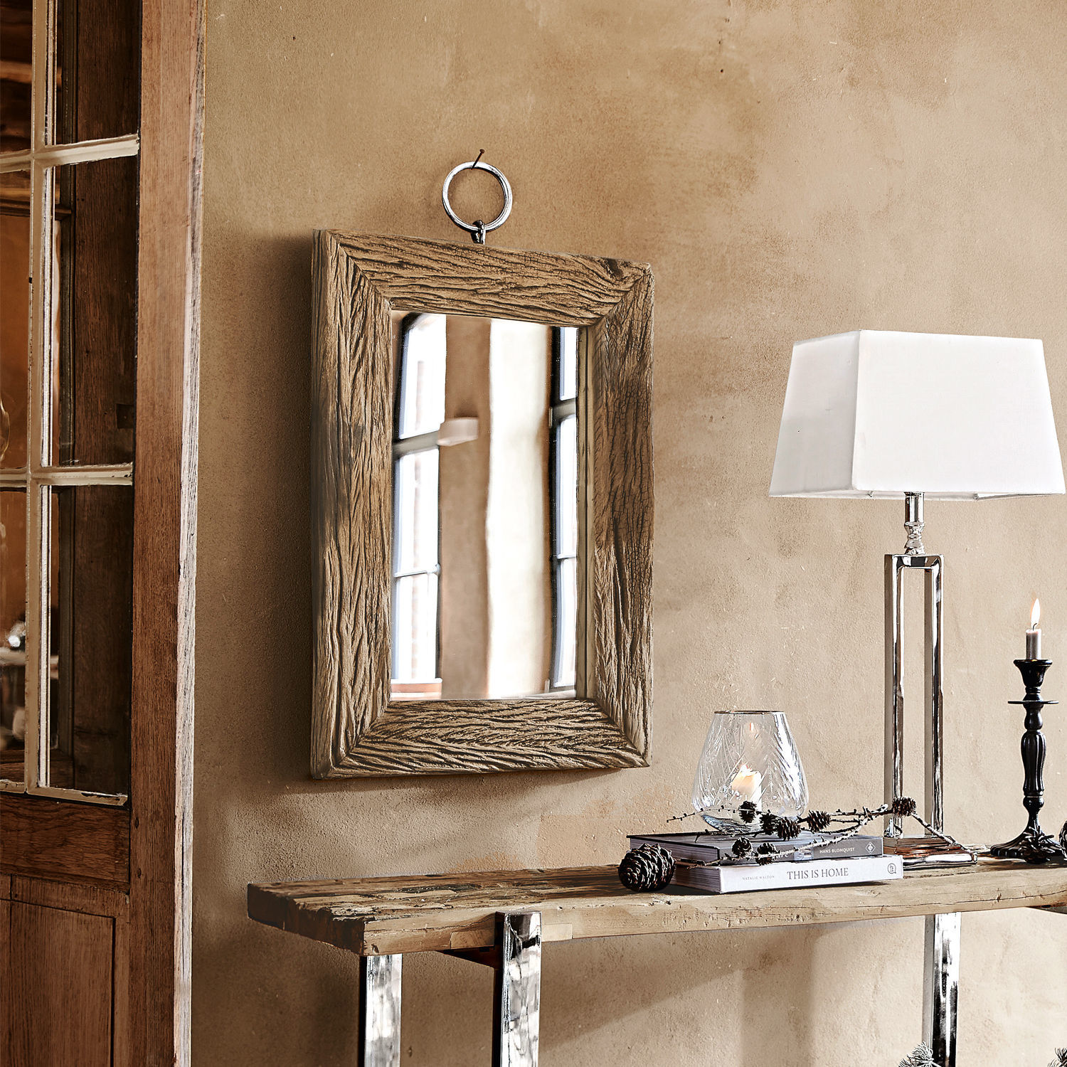Rustieke wandspiegel met natuurlijke houten lijst voor warme interieurdecoratie