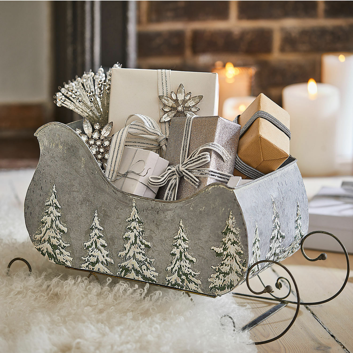 Sierslee Pavie Grijze metalen slee met dennenboommotief, gevuld met cadeaus en kerstdecoraties