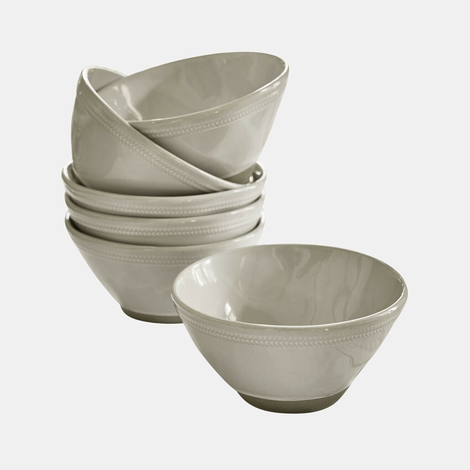 Set van zes crèmekleurige keramische kommen met subtiel patroon aan de rand, perfect voor het serveren van soep