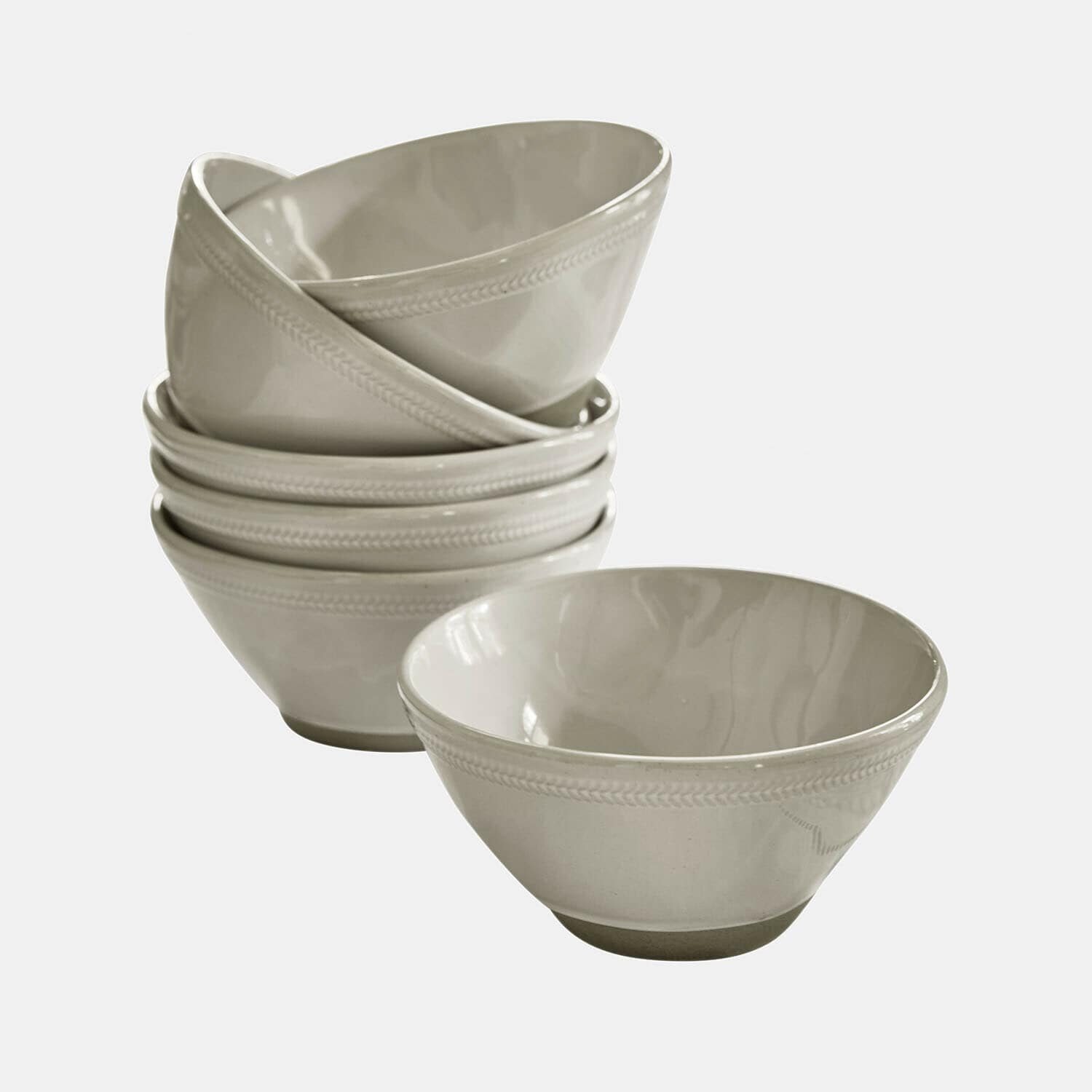 Set van zes crèmekleurige keramische kommen met subtiel patroon aan de rand, perfect voor het serveren van soep