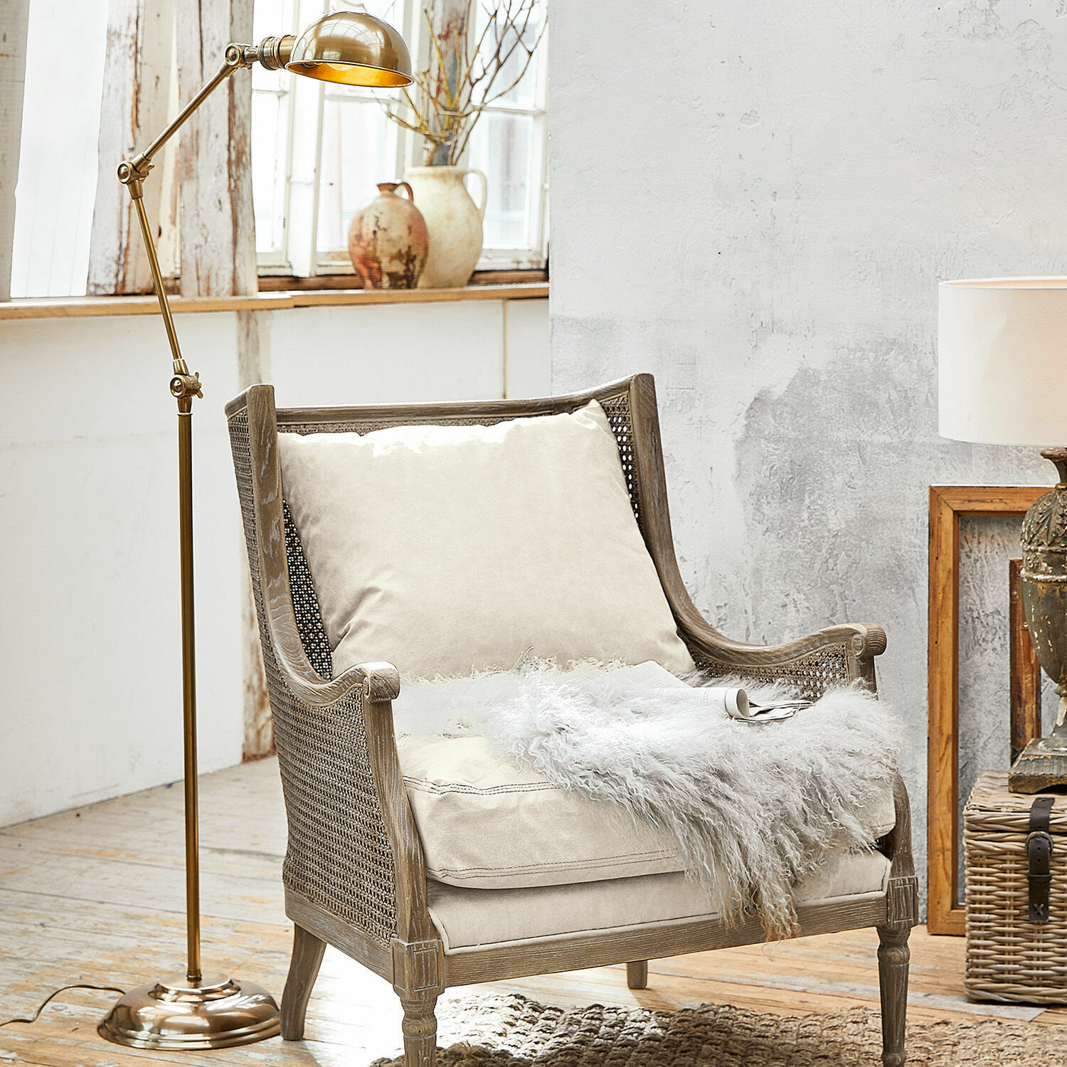 Beige vintage fauteuil met houten frame en zacht kussen voor gezellige woonkamer