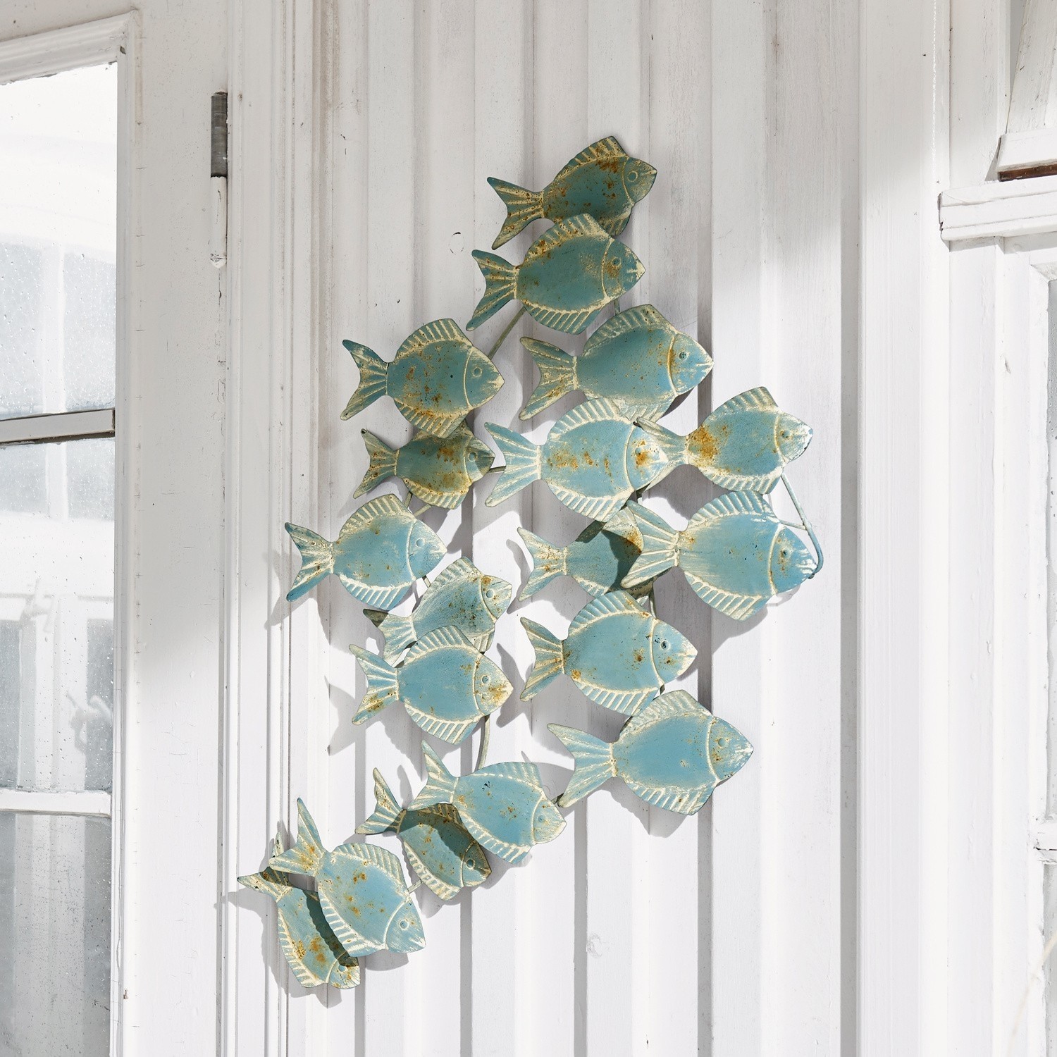 Wandornament Pesce Wanddecoratie van metaal met blauwe, verouderde vissen in schoolvorm, maritieme stijl