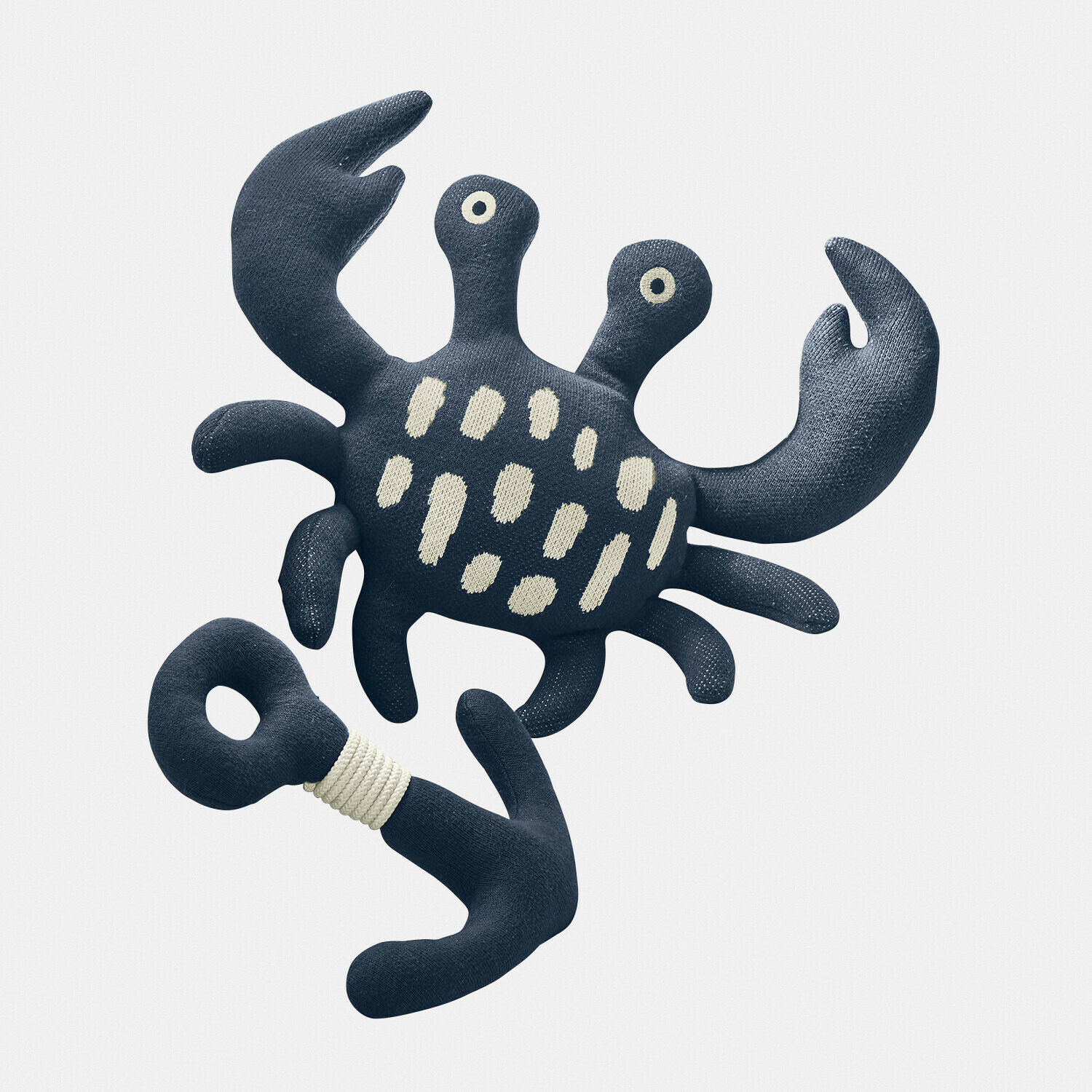 Marineblauwe knuffelkrab met lichte vlekken en stoffen anker, zacht en kindvriendelijk