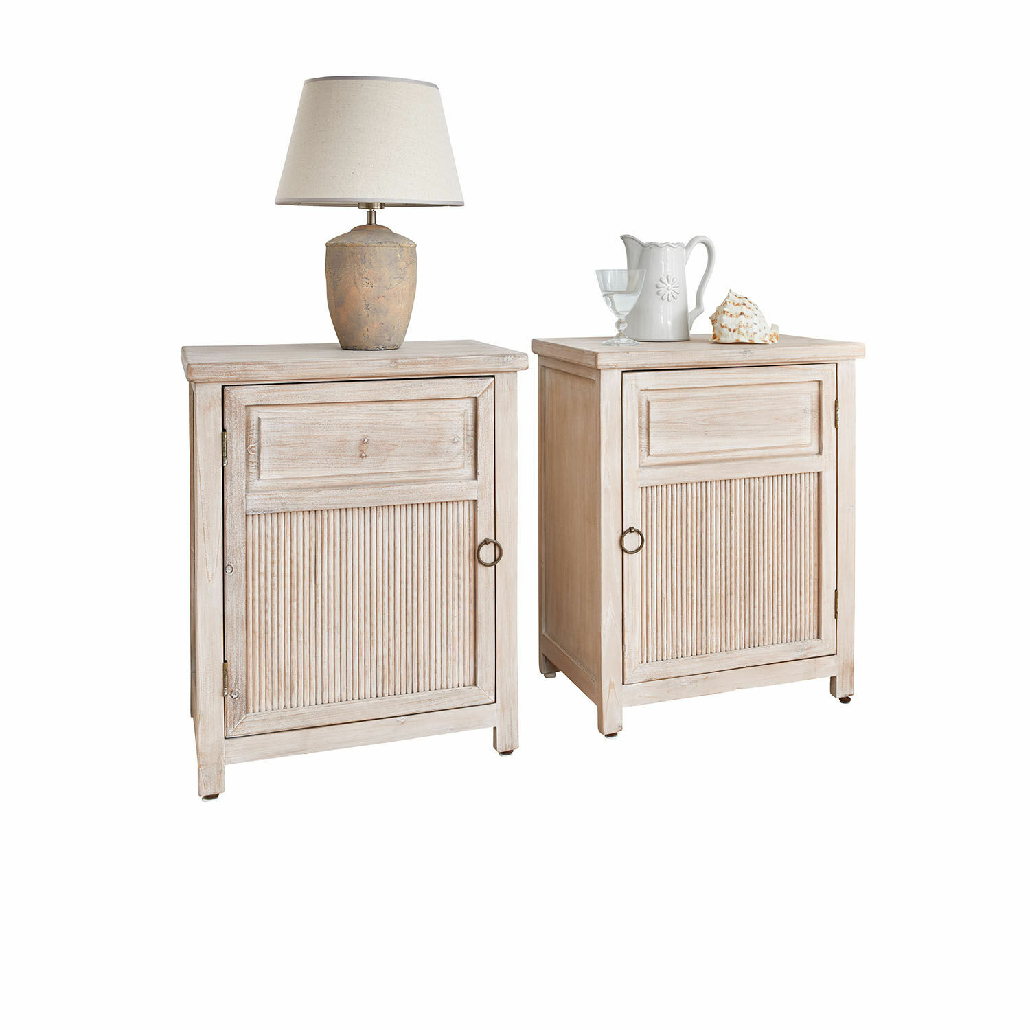 Nachtkastje set van 2 Brolive Twee lichte houten nachtkastjes met decoratieve deuren, lamp en kan erop