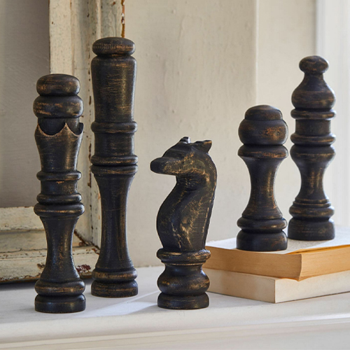 Decoratieve schaakstukken van zwart hout met verouderde afwerking voor interieurdecoratie