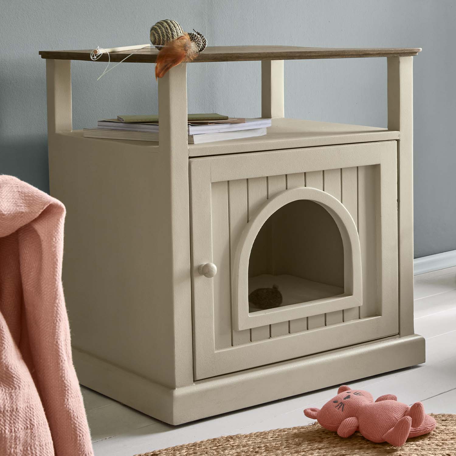 Beige houten kast met boogvormige opening, geschikt als kattenhuis en bijzettafel