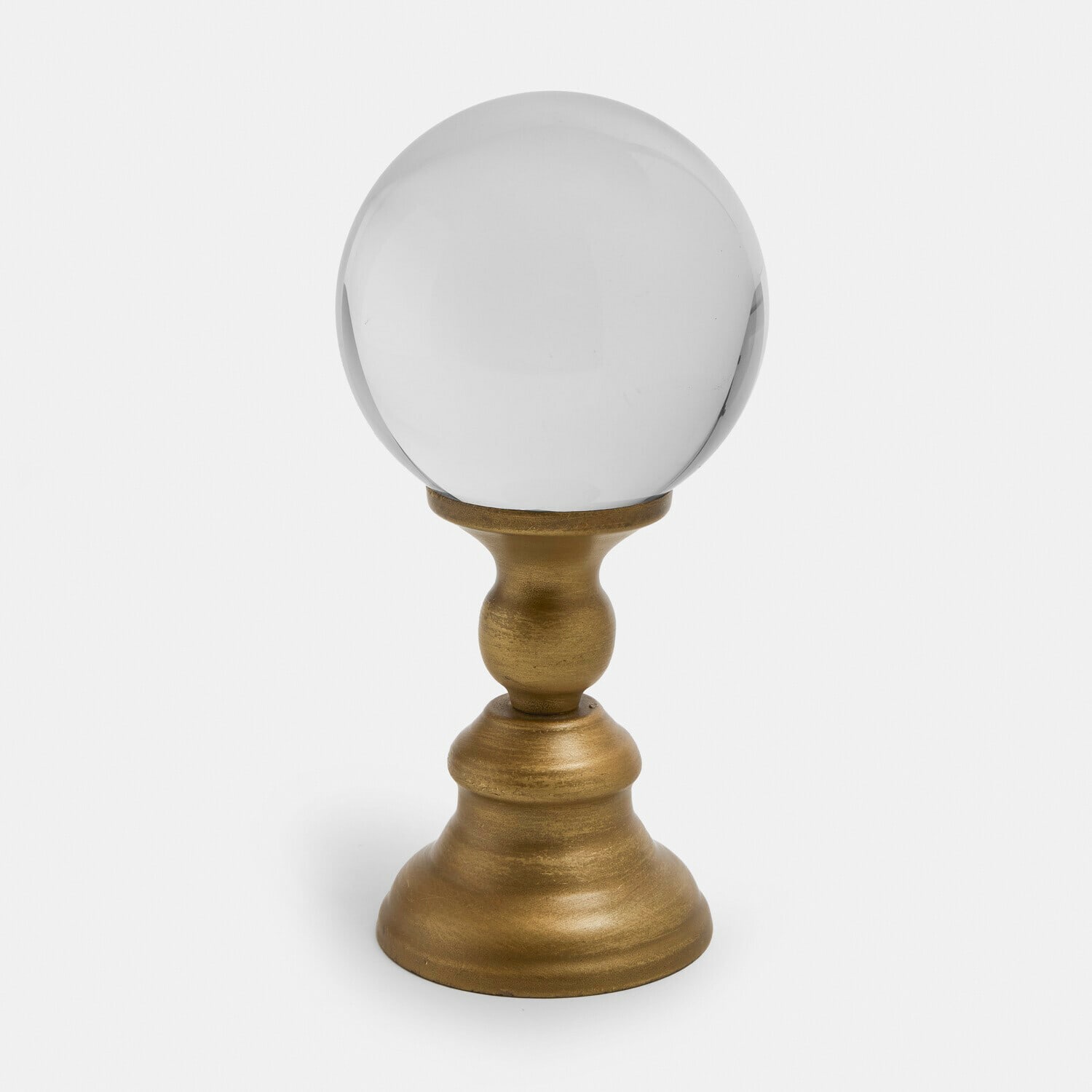 Transparante glazen bol op gouden metalen standaard, stijlvolle woondecoratie