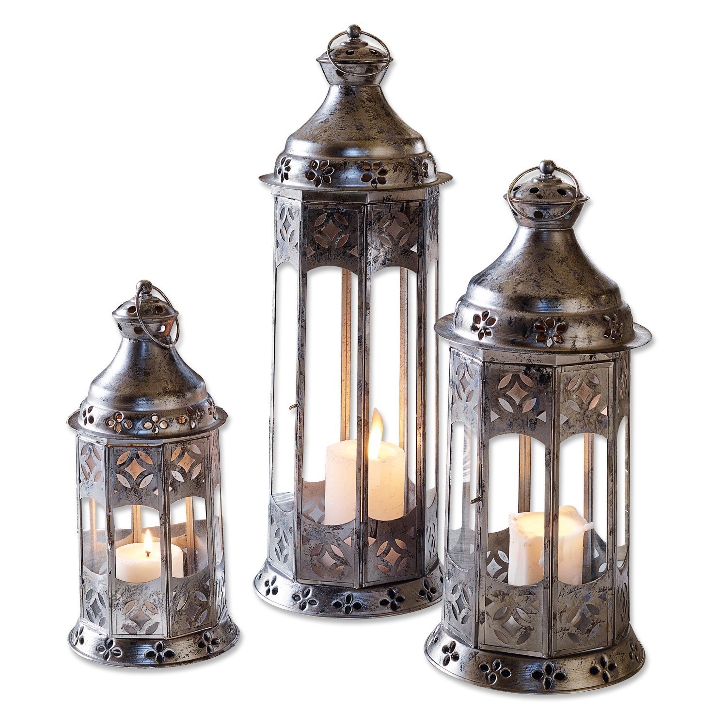 Lantaarn set van 3 Aylin Set van drie zilverkleurige metalen lantaarns met decoratieve patronen en brandende kaarsen binnenin