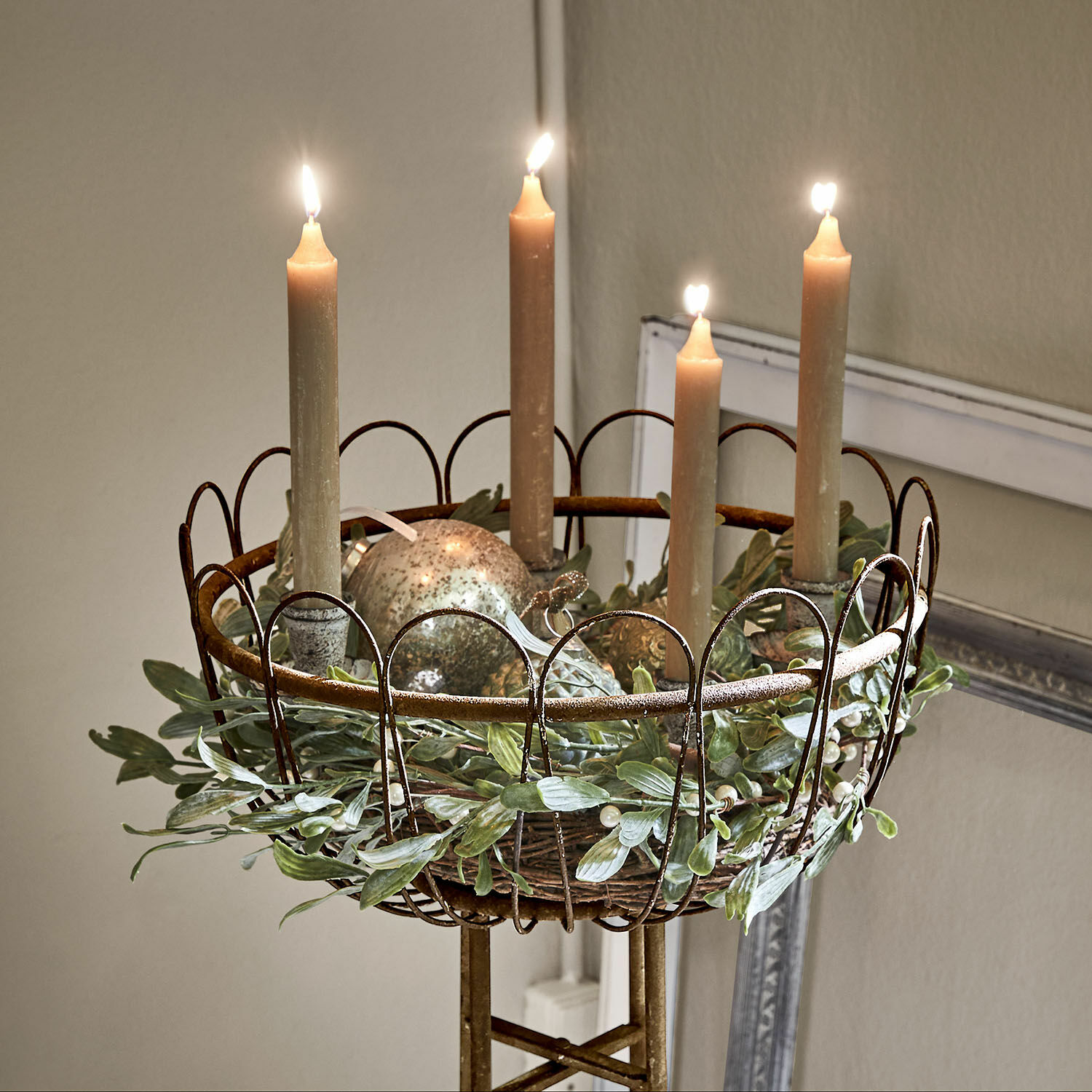 Kaarsenhouder met pin set van 4 Korraine Metalen kandelaar met vier beige kaarsen en groene decoratieve bladeren