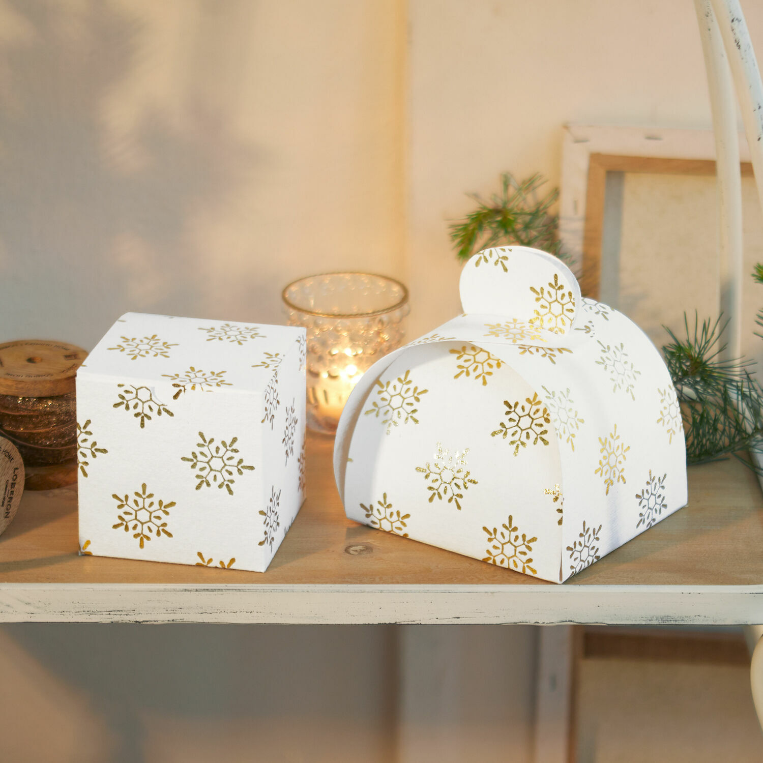 Geschenkdoosje set van 2 Hartsfield Witte papieren doosjes met gouden sneeuwvlokken op houten plank, kerstdecoratie