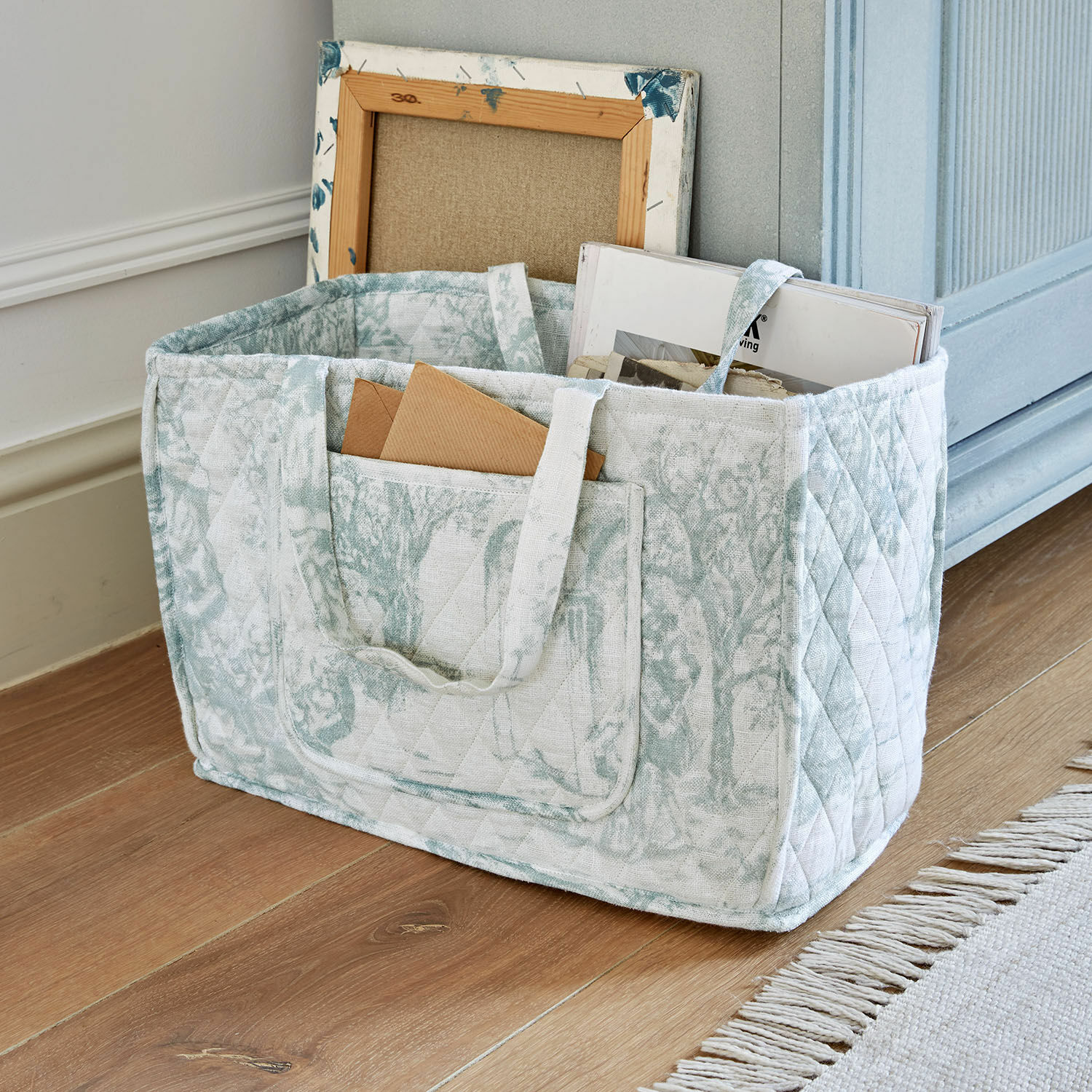 Gewatteerde opbergmand van katoen in lichte tint met groen patroon en handvatten