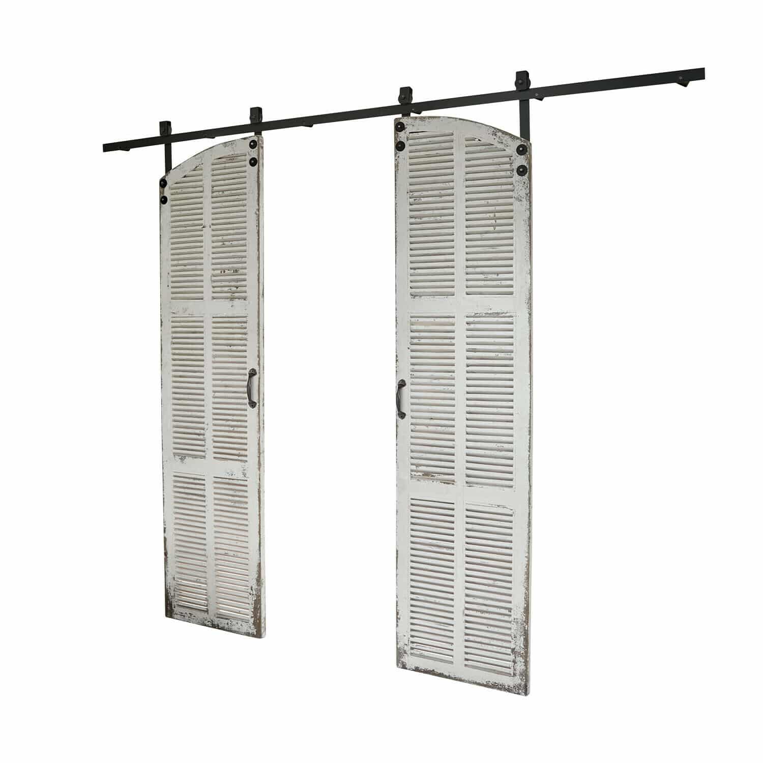 Witte houten schuifdeuren met metalen handgreep en zwart railsysteem in vintage stijl