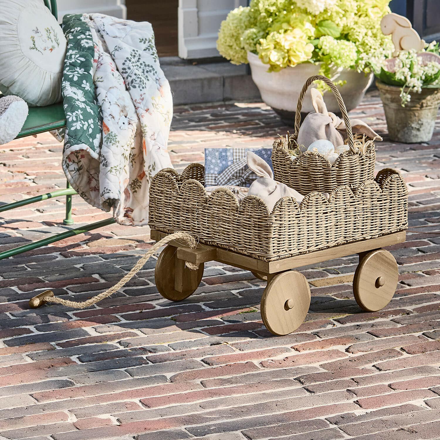 Bolderkar Whimsywood Houten kar met natuurlijke rieten mand op terras met paasdecoraties