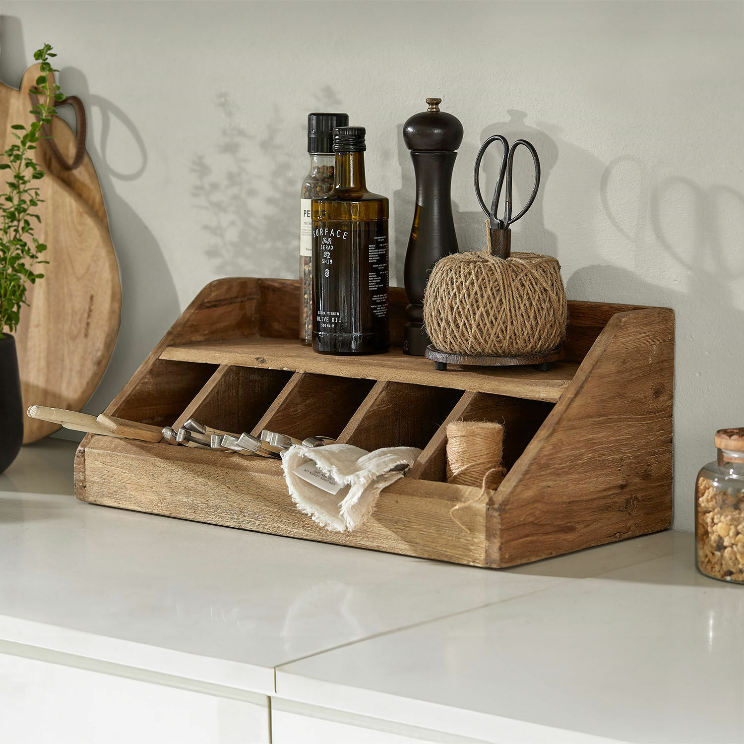 Bestekbak Ursélie Houten keukenorganizer met vakken en kruiden op wit aanrecht, natuurlijke houtkleur