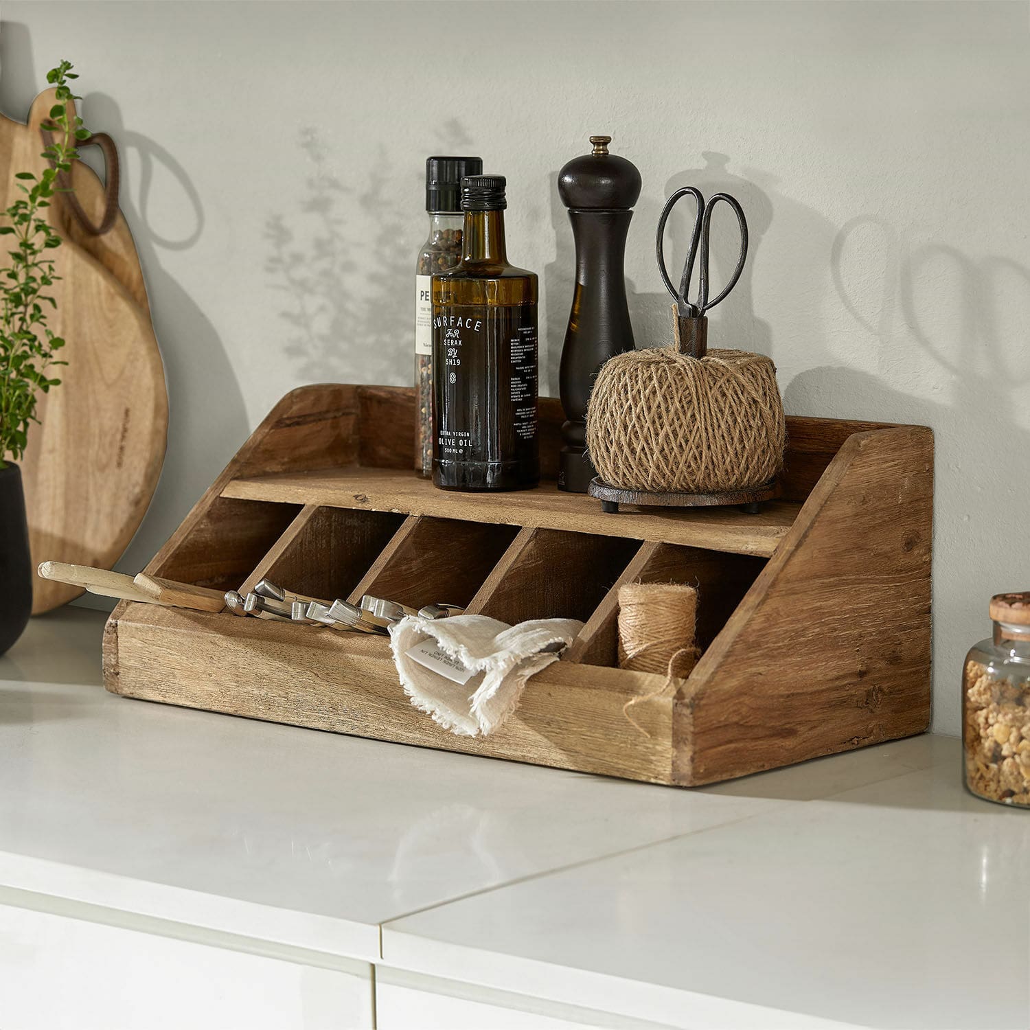 Bestekbak Ursélie Houten keukenorganizer met vakken en kruiden op wit aanrecht, natuurlijke houtkleur