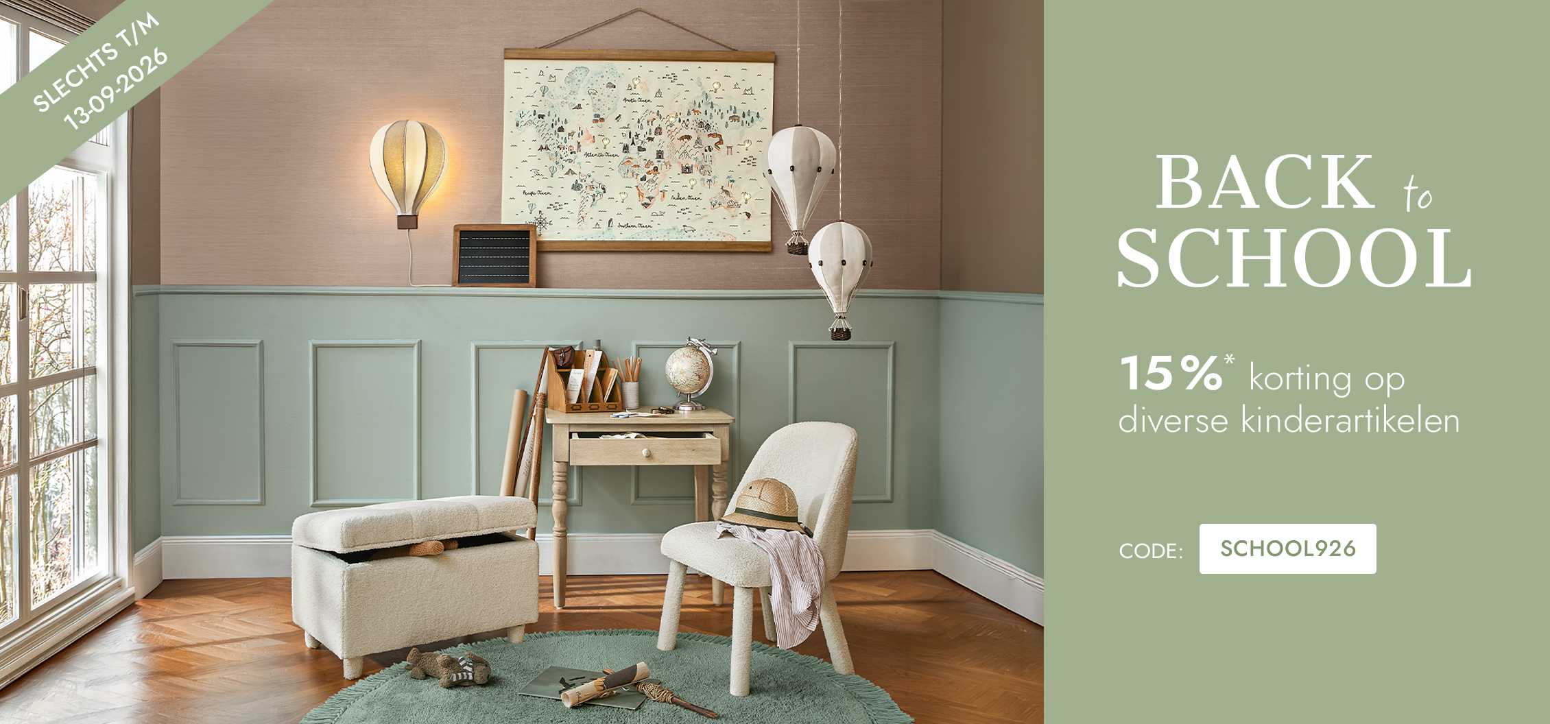 Gezellige kinderkamer met beige stoel, poef en houten bureau voor de start van school