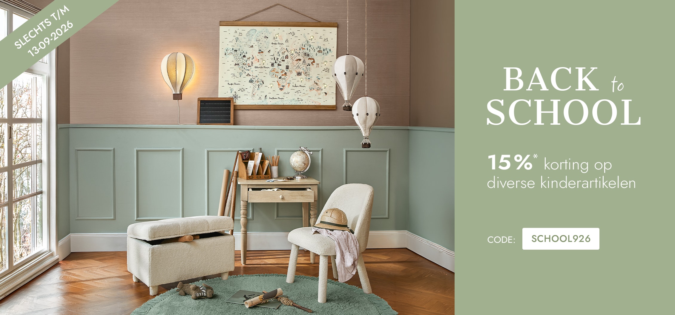 Gezellige kinderkamer met beige stoel, poef en houten bureau voor de start van school