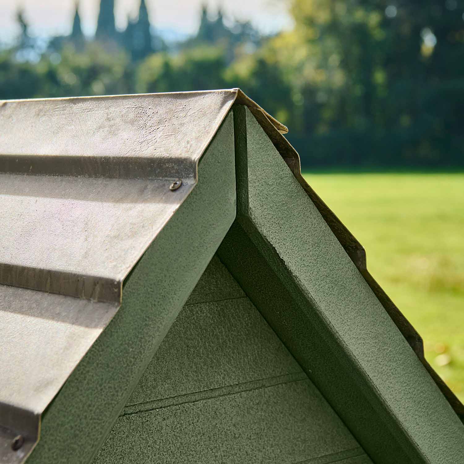 Groen gestructureerd dak met metalen bedekking in een zonnige buitenomgeving