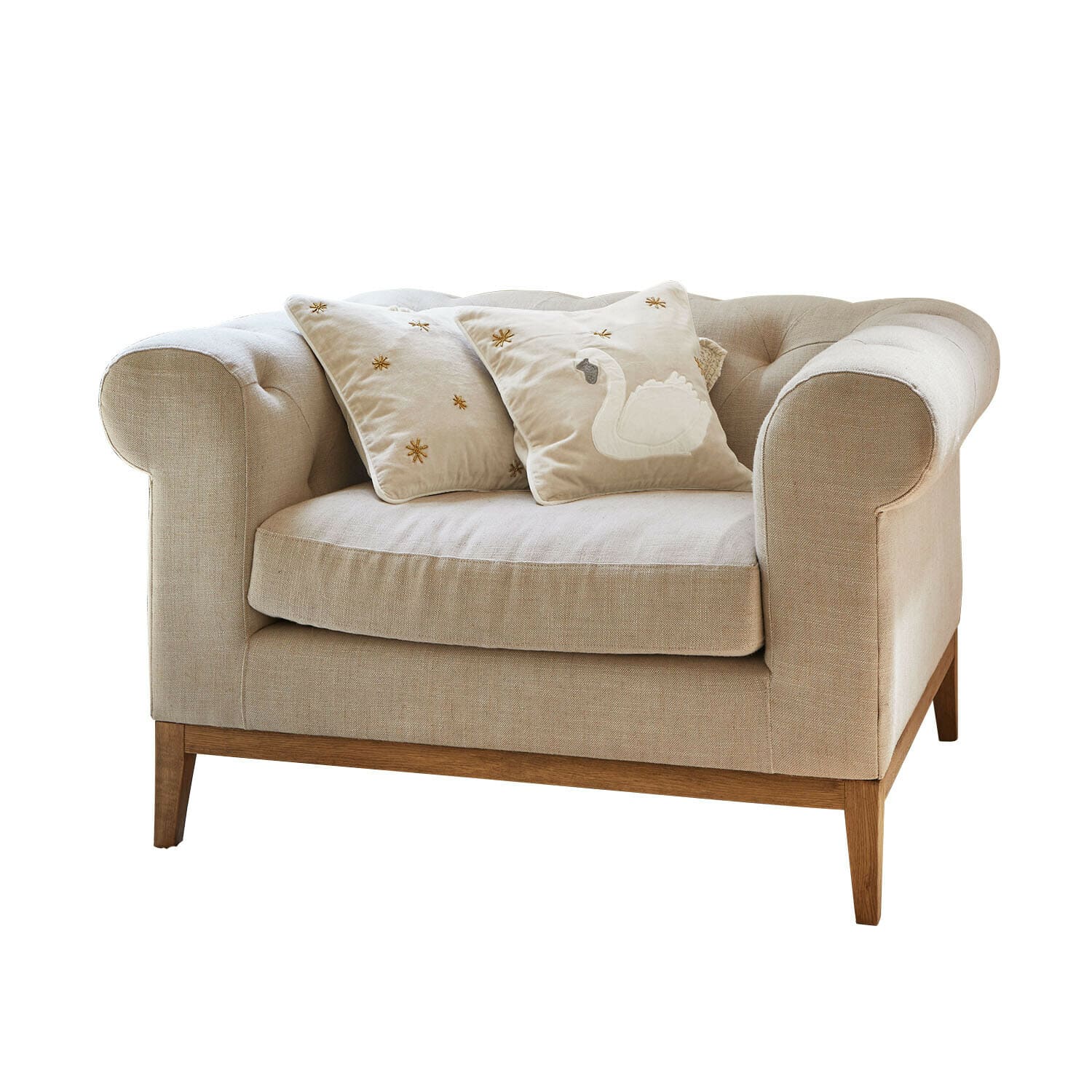 Fauteuil Fairbourne Beige stoffen bank met houten onderstel en twee sierkussens met zwaanborduursel