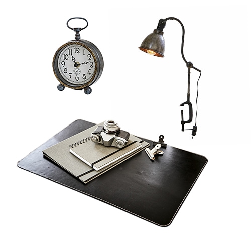 Industrieel set met metalen klok, lamp en zwarte leren bureaulegger