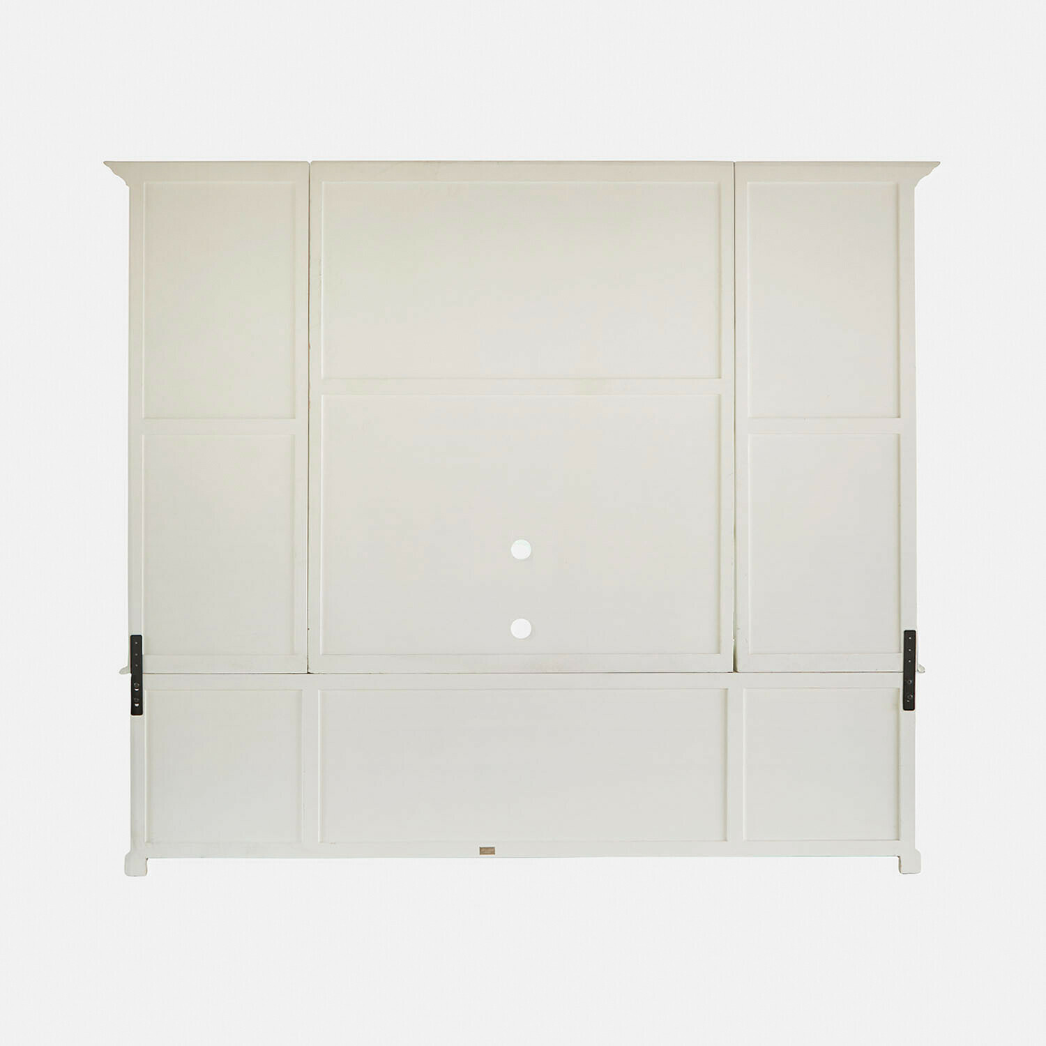 Witte houten kast met panelen en metalen scharnieren, minimalistisch ontwerp voor woonkamer