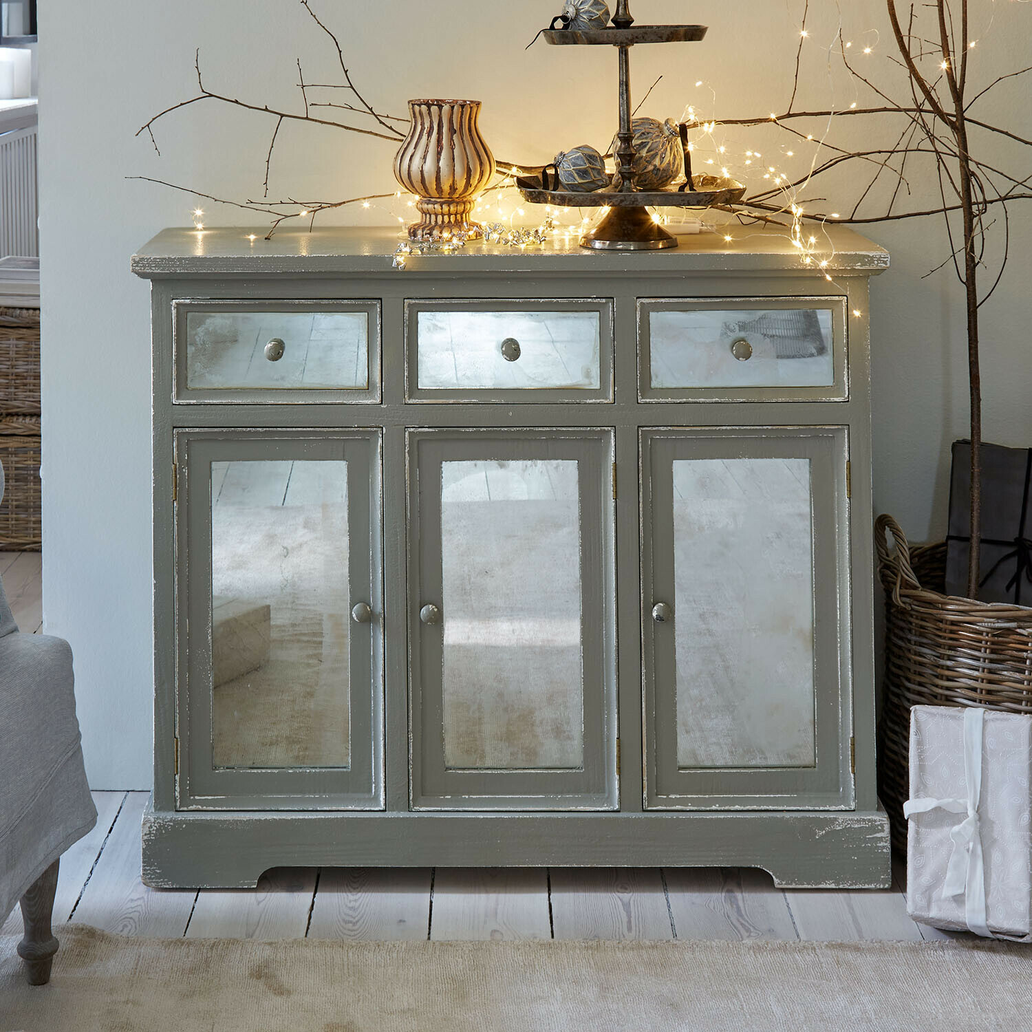 Grijze houten dressoir met spiegeldeuren en drie lades in vintage stijl