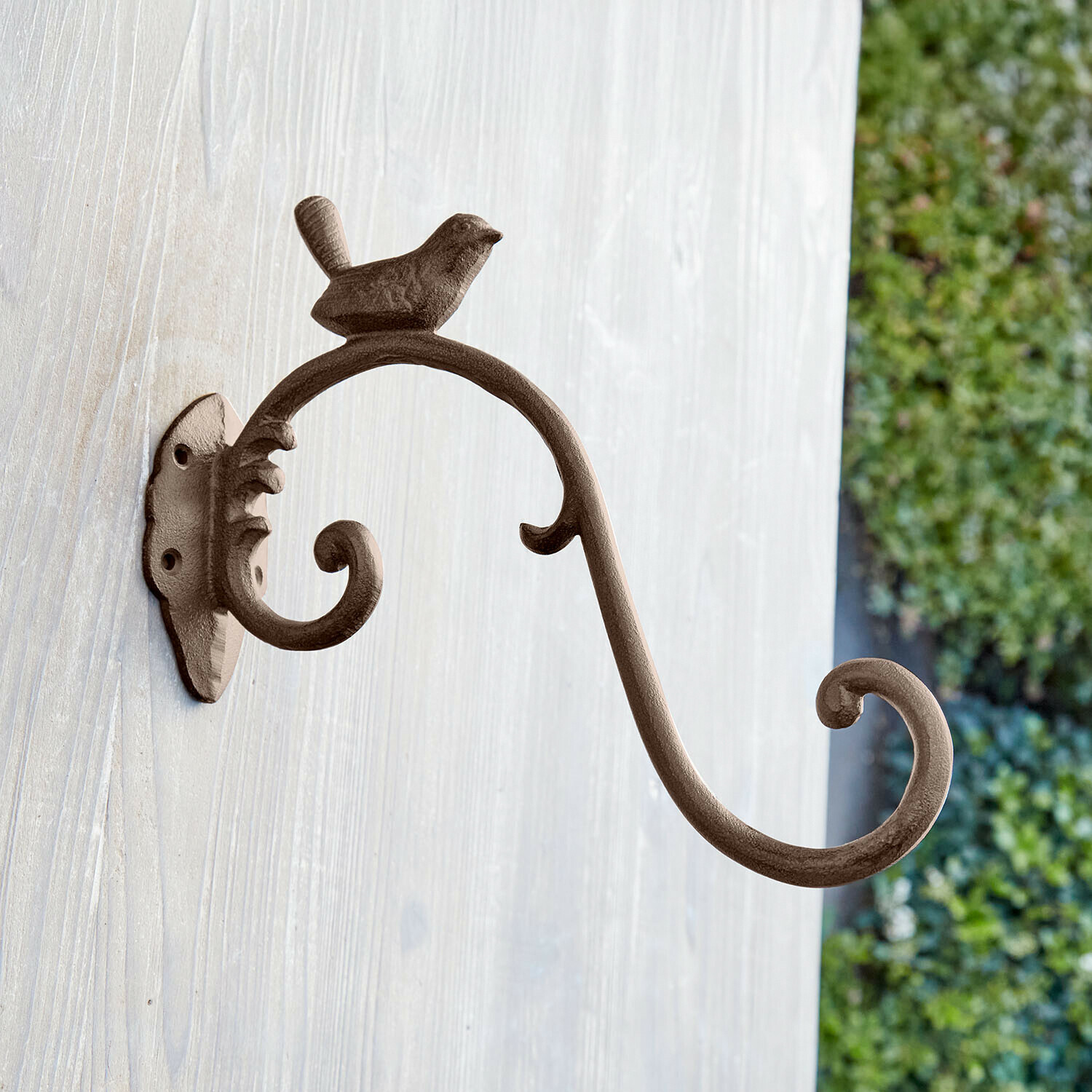 Bruine metalen wandhaak met decoratieve vogel en gebogen arm om spullen aan te hangen