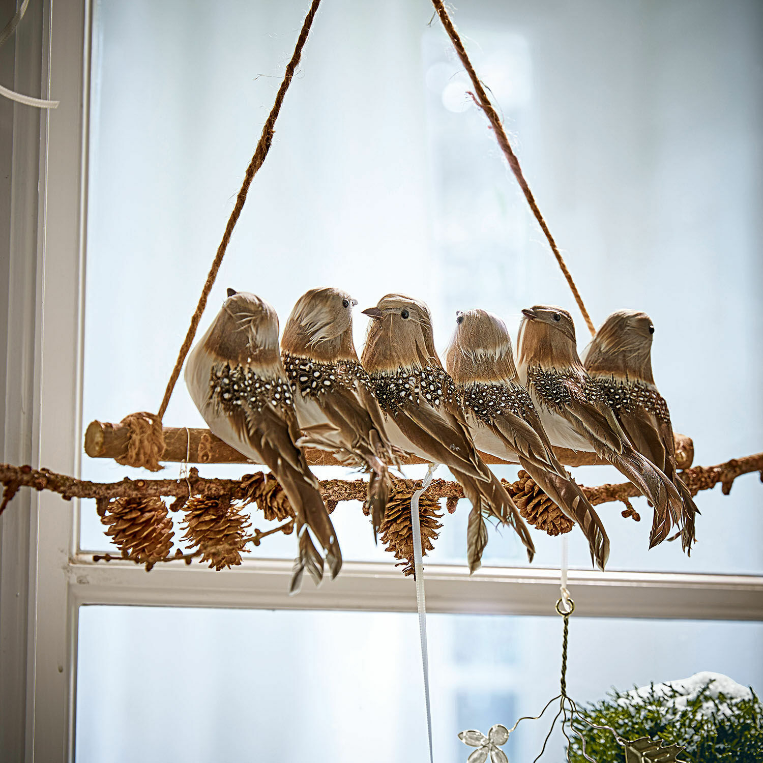Tak met vogeltjes Orely Hangende decoratie met zes bruine vogelfiguren van veren op tak met dennenappels, raamversiering