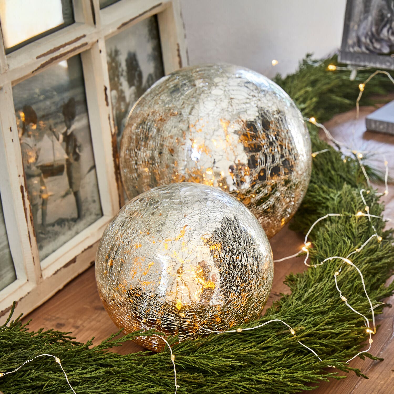 Lichtbol set van 2 Lightballs Twee zilveren decoratieve glazen bollen met barstpatroon op groene krans met LED-lichtjes