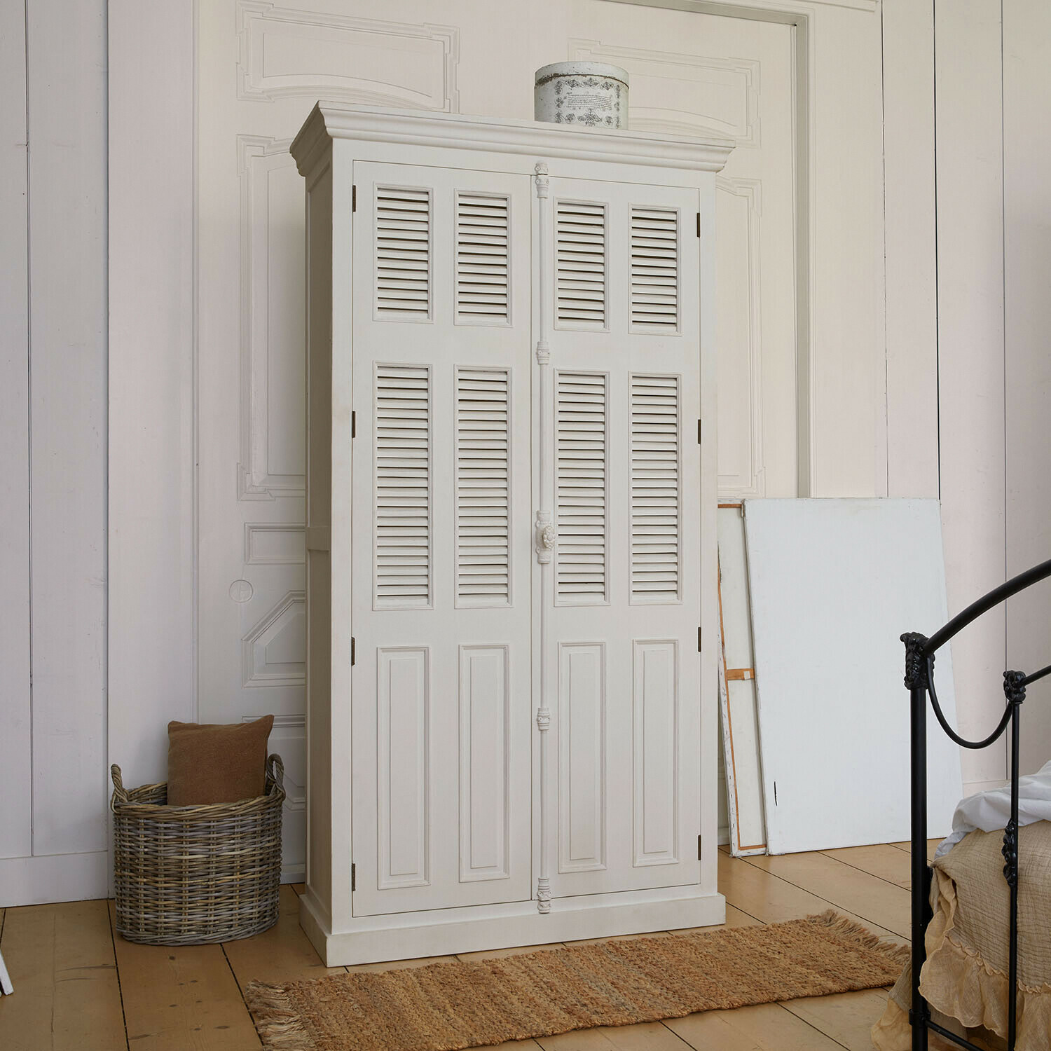 Kledingkast Elmsworth Witte houten kast met luikdeuren in vintage stijl voor opbergruimte in slaapkamer