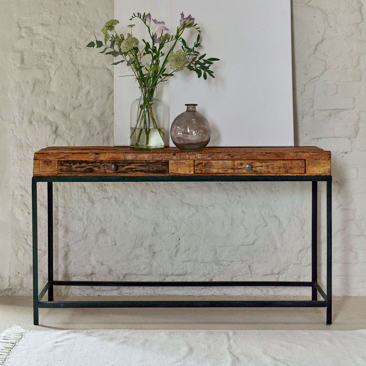 Industriële houten en metalen sidetable met twee lades en bloemendecoratie