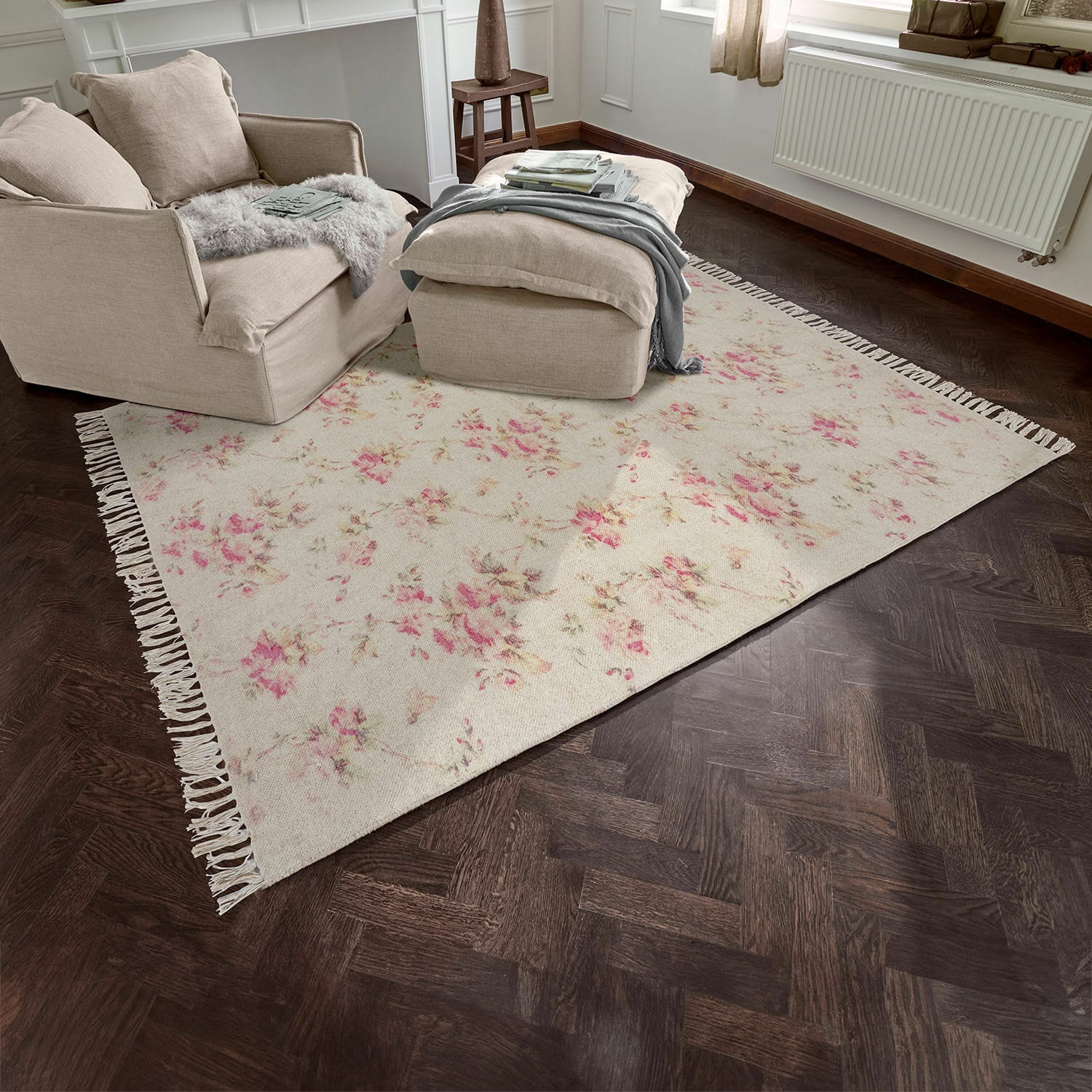 Vloerkleed Ingvi Beige vloerkleed met bloemenpatroon en franjes op donkere houten vloer in woonkamer