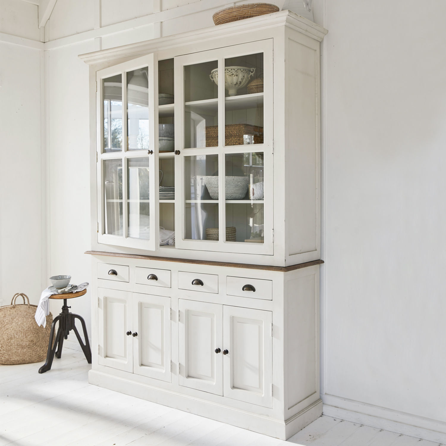Kast Morningside Witte houten vitrinekast met glazen deuren en lades voor opbergruimte in lichte woonkamer