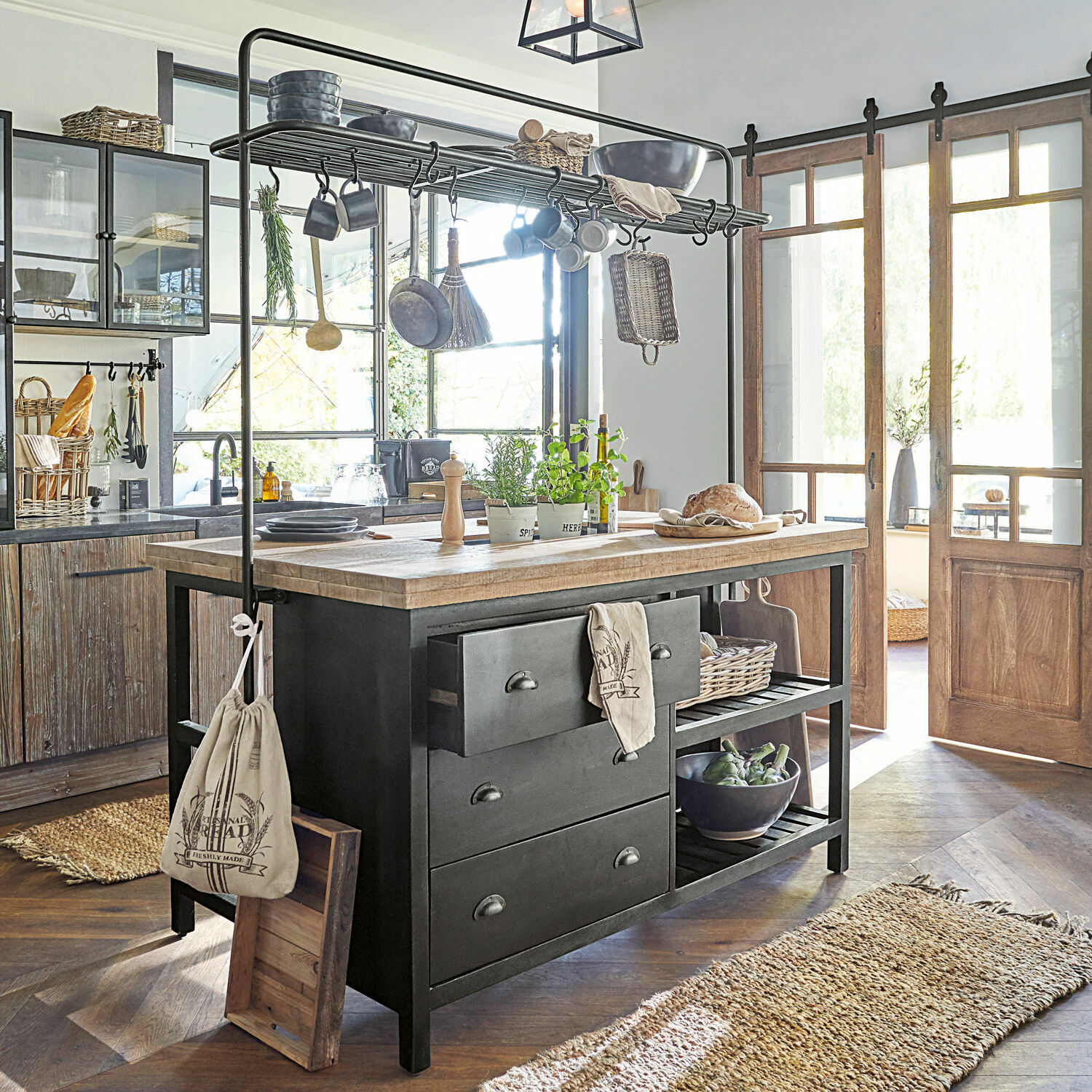 Keukeneiland met zwart metalen frame en houten blad in lichte keuken met natuurlijk licht