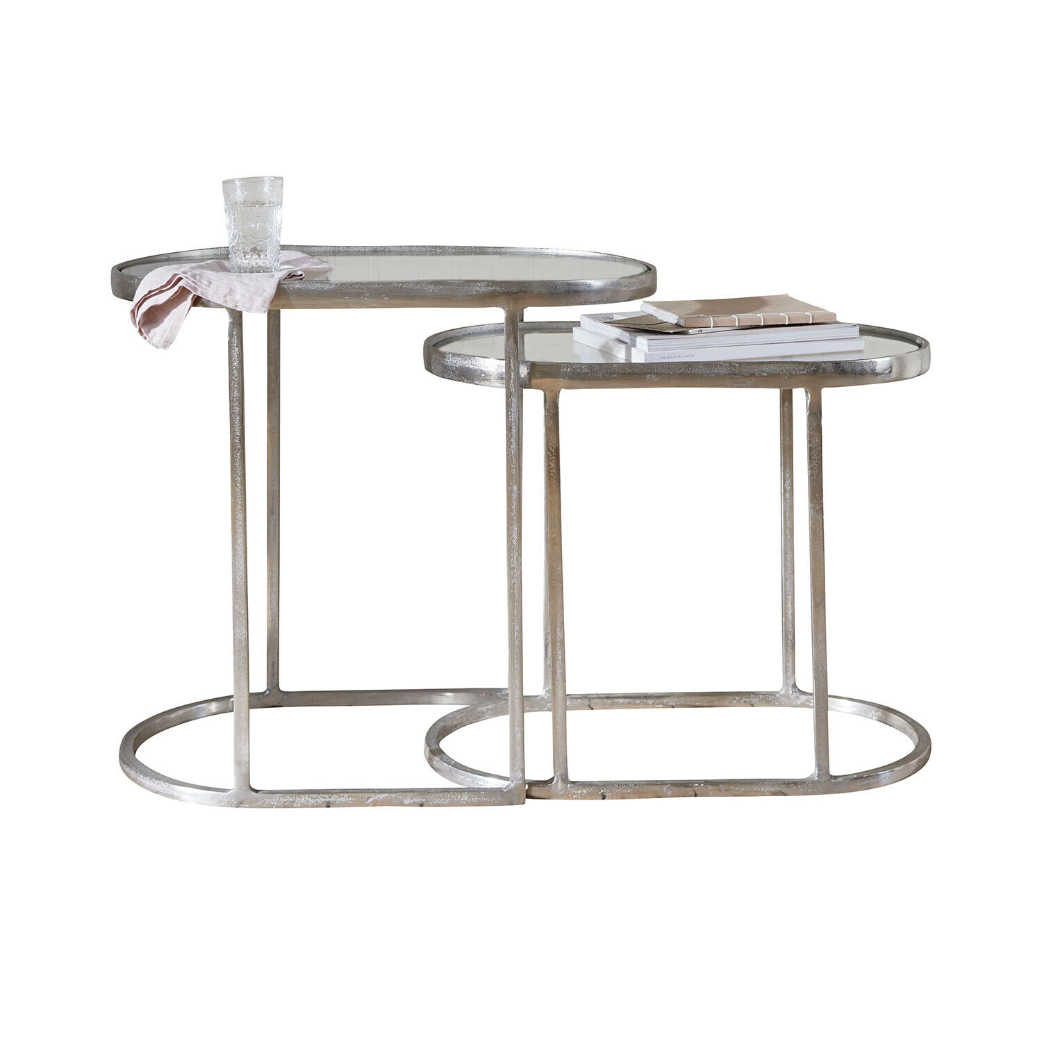 Set van twee bijzettafels met zilverkleurig metalen frame en glazen blad voor woonkamer