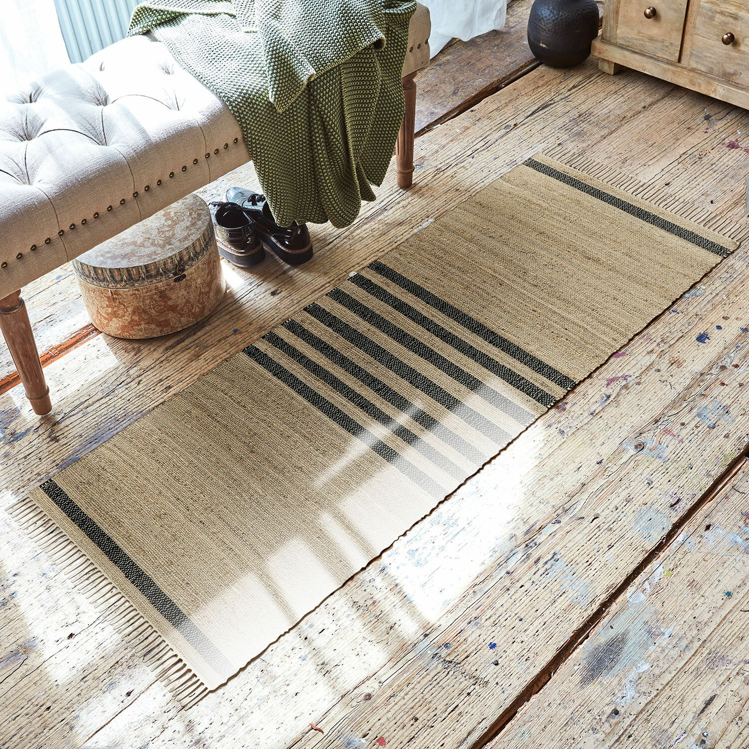 Loper Orgeval Beige vloerkleed met zwarte strepen van natuurlijk materiaal op houten vloer in woonkamer