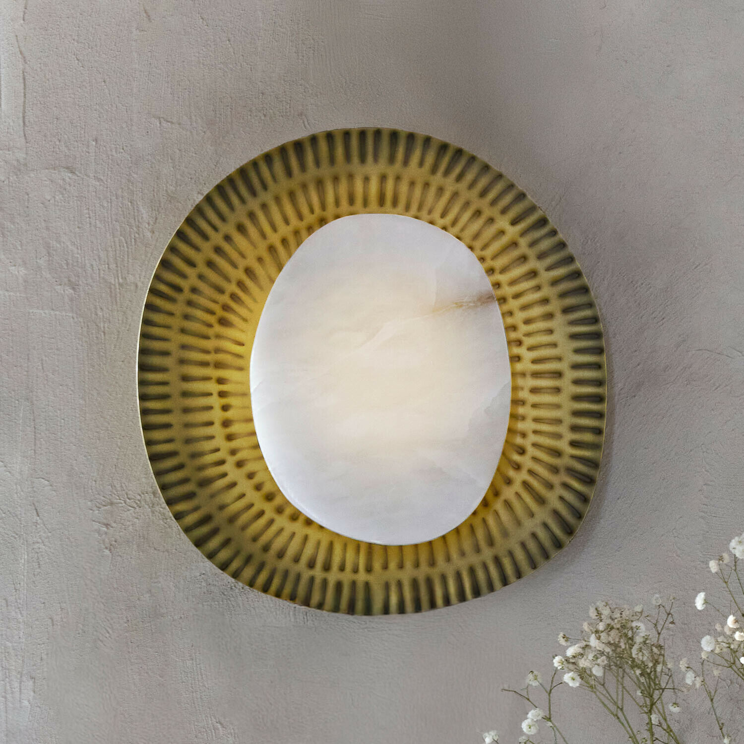 Decoratieve wandlamp van albast en olijfgroen metaal, moderne binnenverlichting