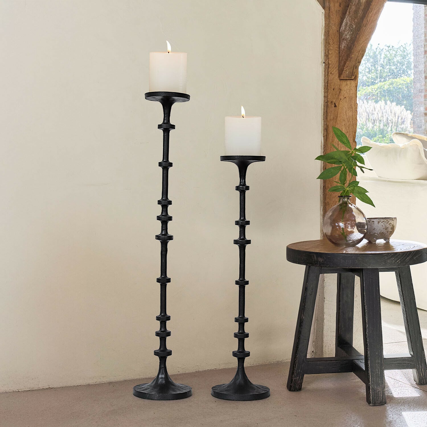Kaarsenhouder set van 2 Reville Set van twee zwarte metalen kandelaars met witte kaarsen, natuurlijke interieurdecoratie met licht