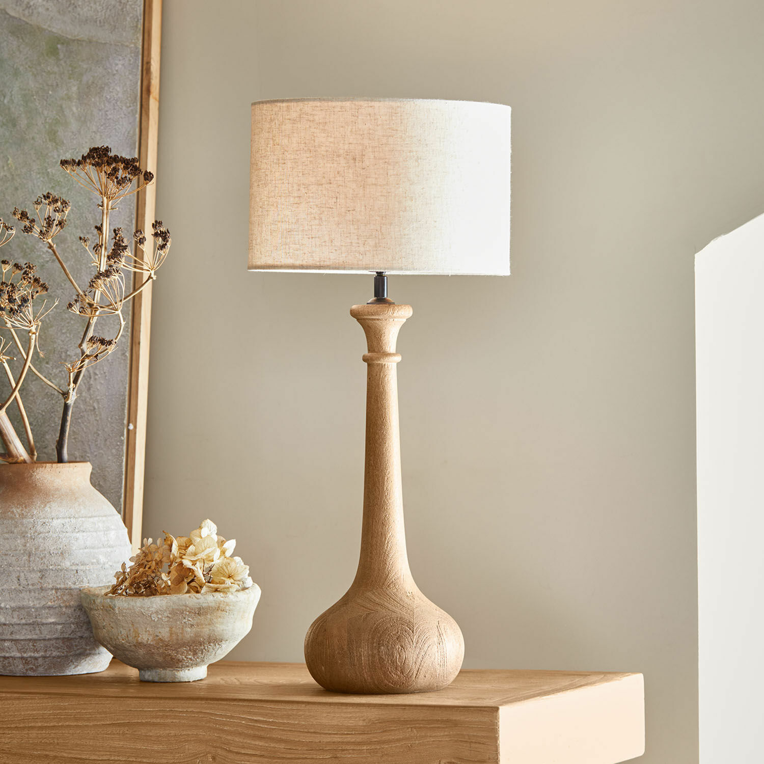 Tafellamp met houten voet en beige kap, natuurlijke interieurdecoratie in moderne stijl