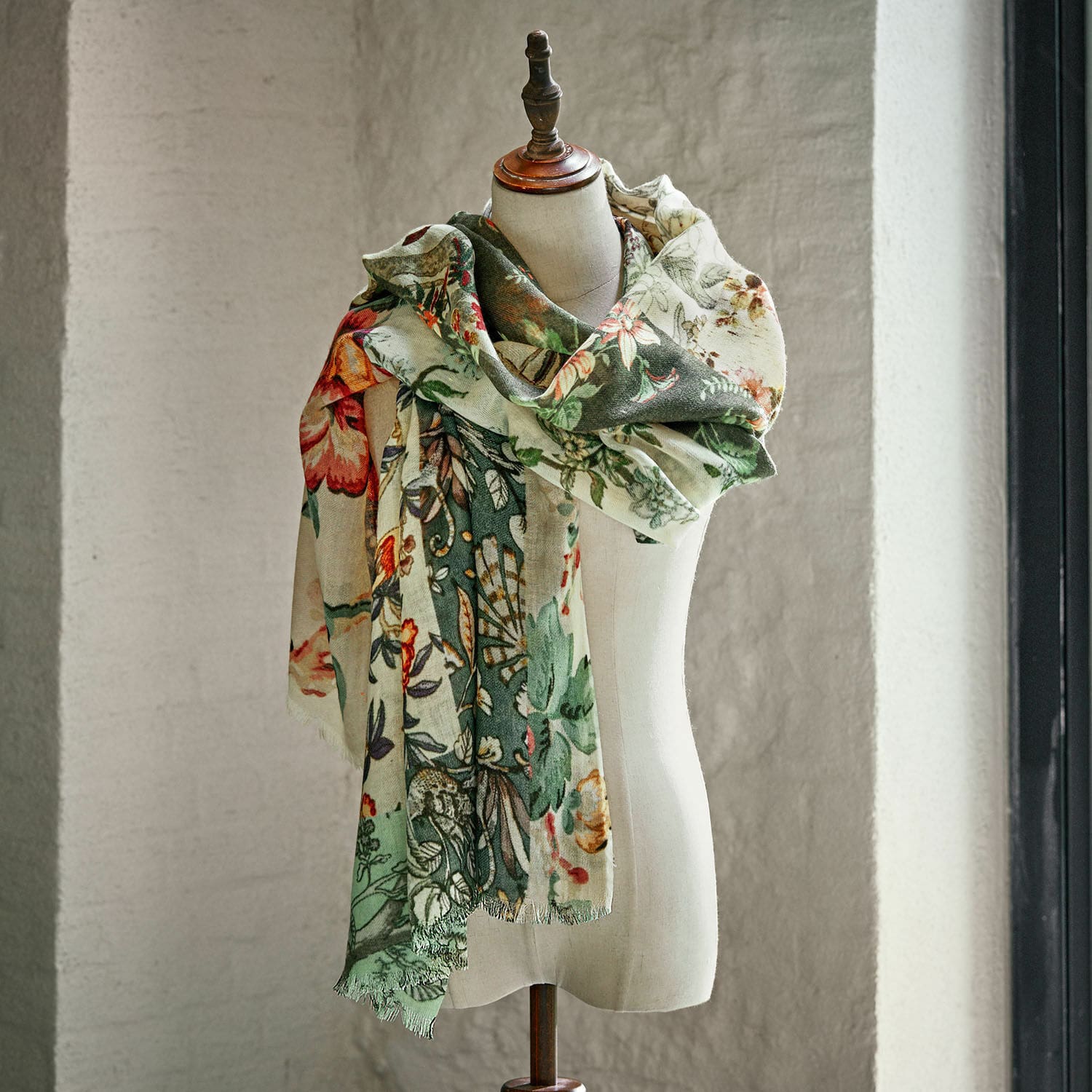 Sjaal Garnay Grote sjaal met bloemenpatroon in groen- en crèmekleuren, zachte stof, modieuze accessoire