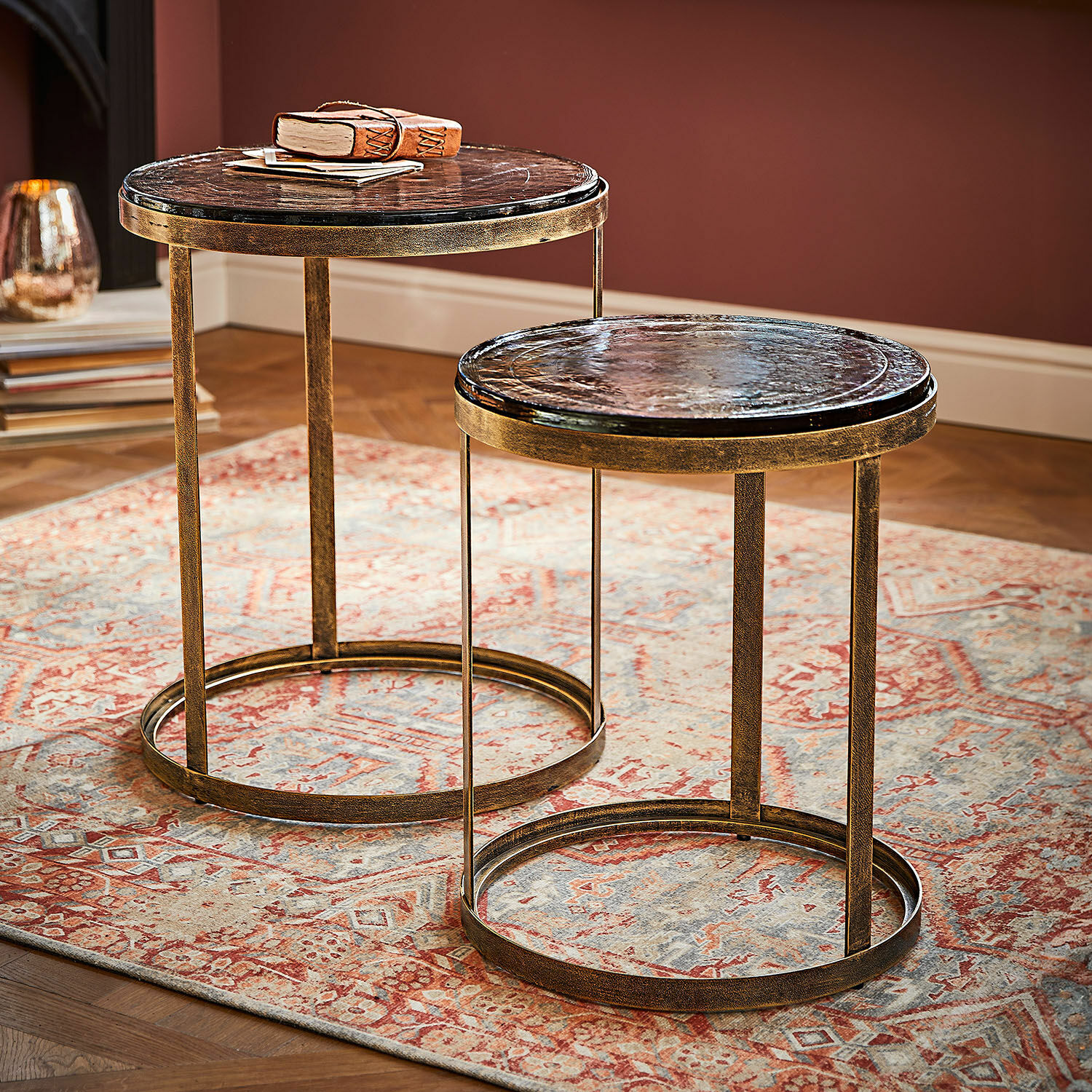 Set van twee ronde bijzettafels met metalen frame en donker marmeren blad op tapijt