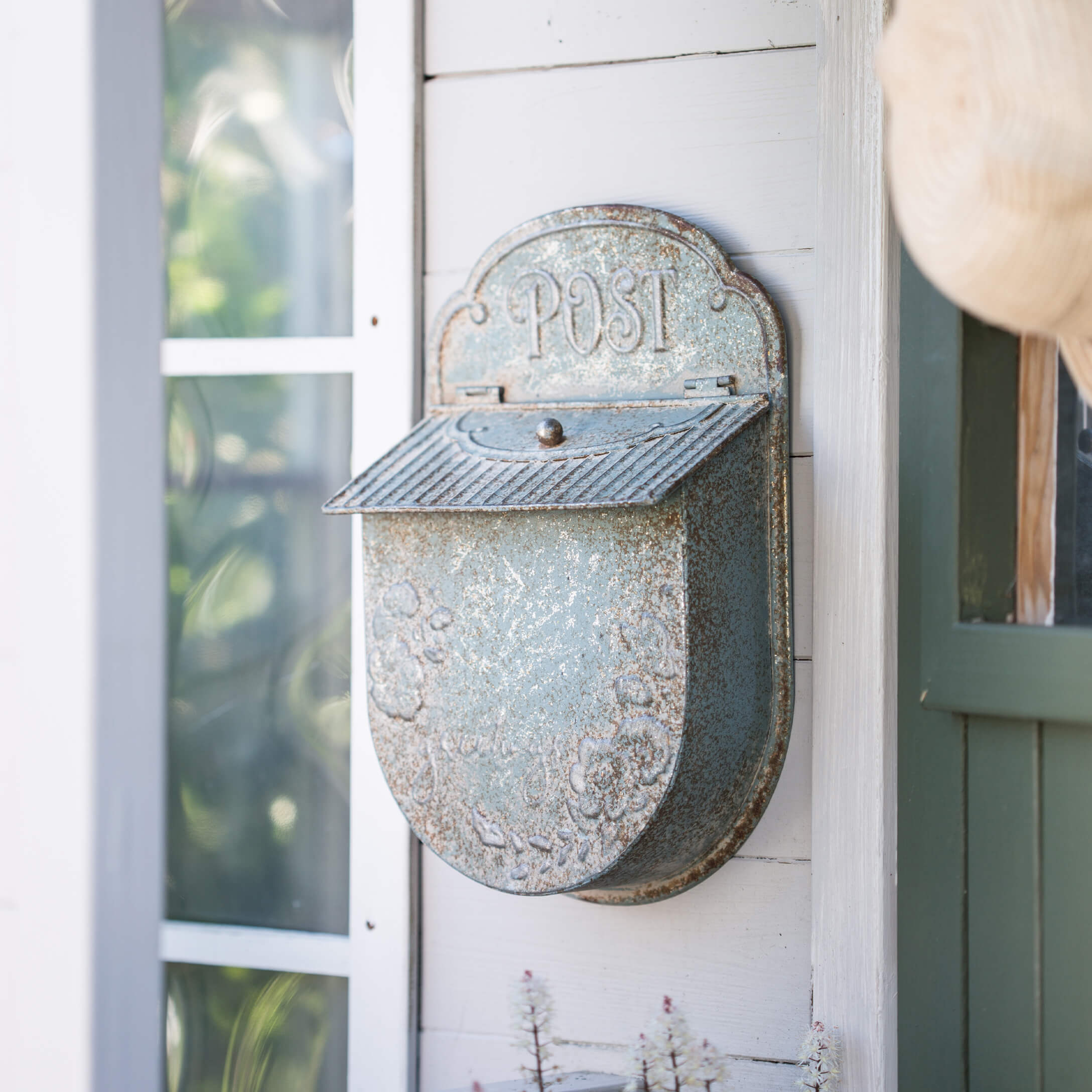 Vintage metalen grijze brievenbus met verweerd effect aan muur voor post